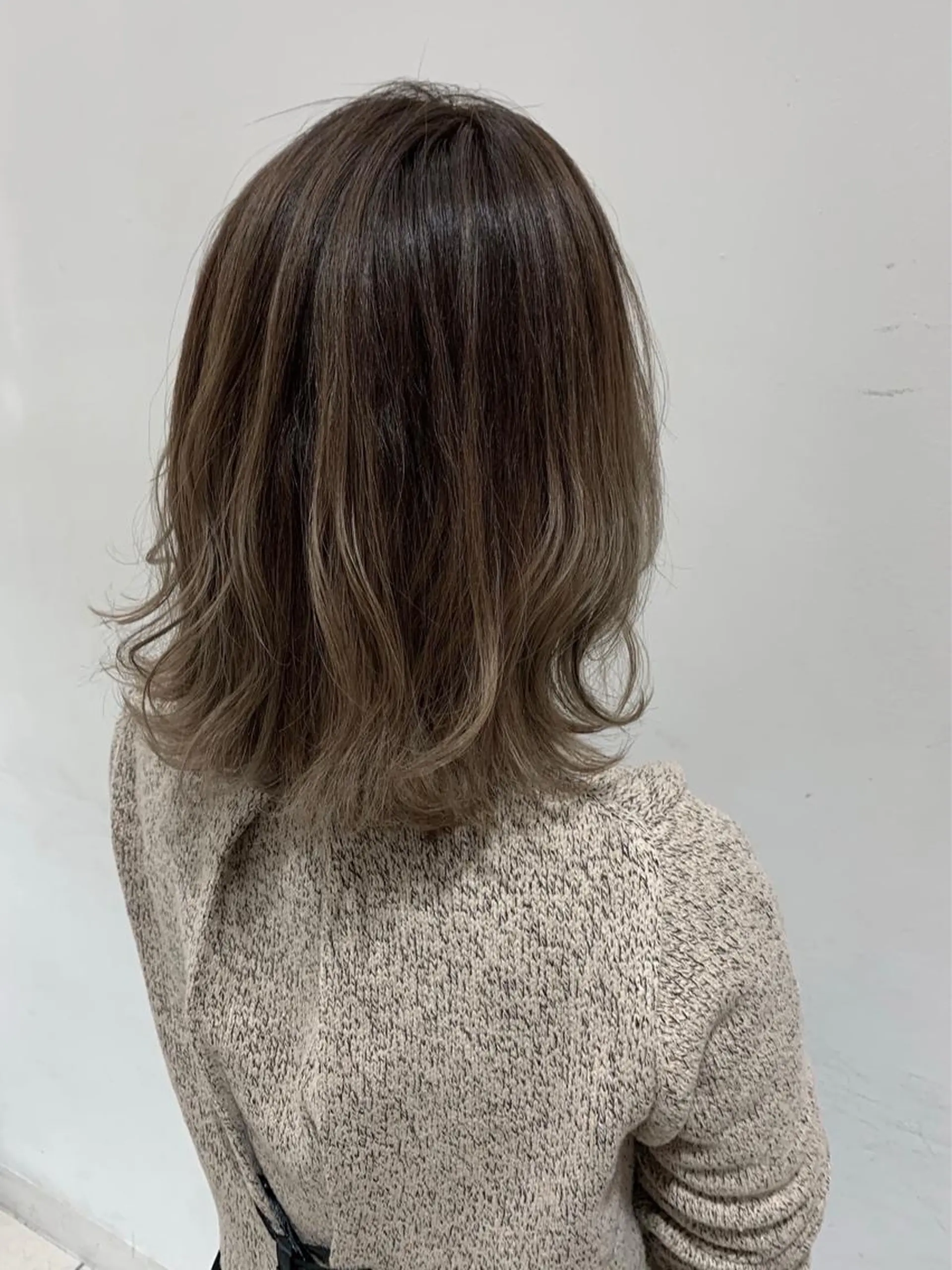 ミディアム カラー バレイヤージュ グラデーションカラー グレージュ レイヤーカット ヘアカラー トリートメント 農添 杏のヘアスタイル