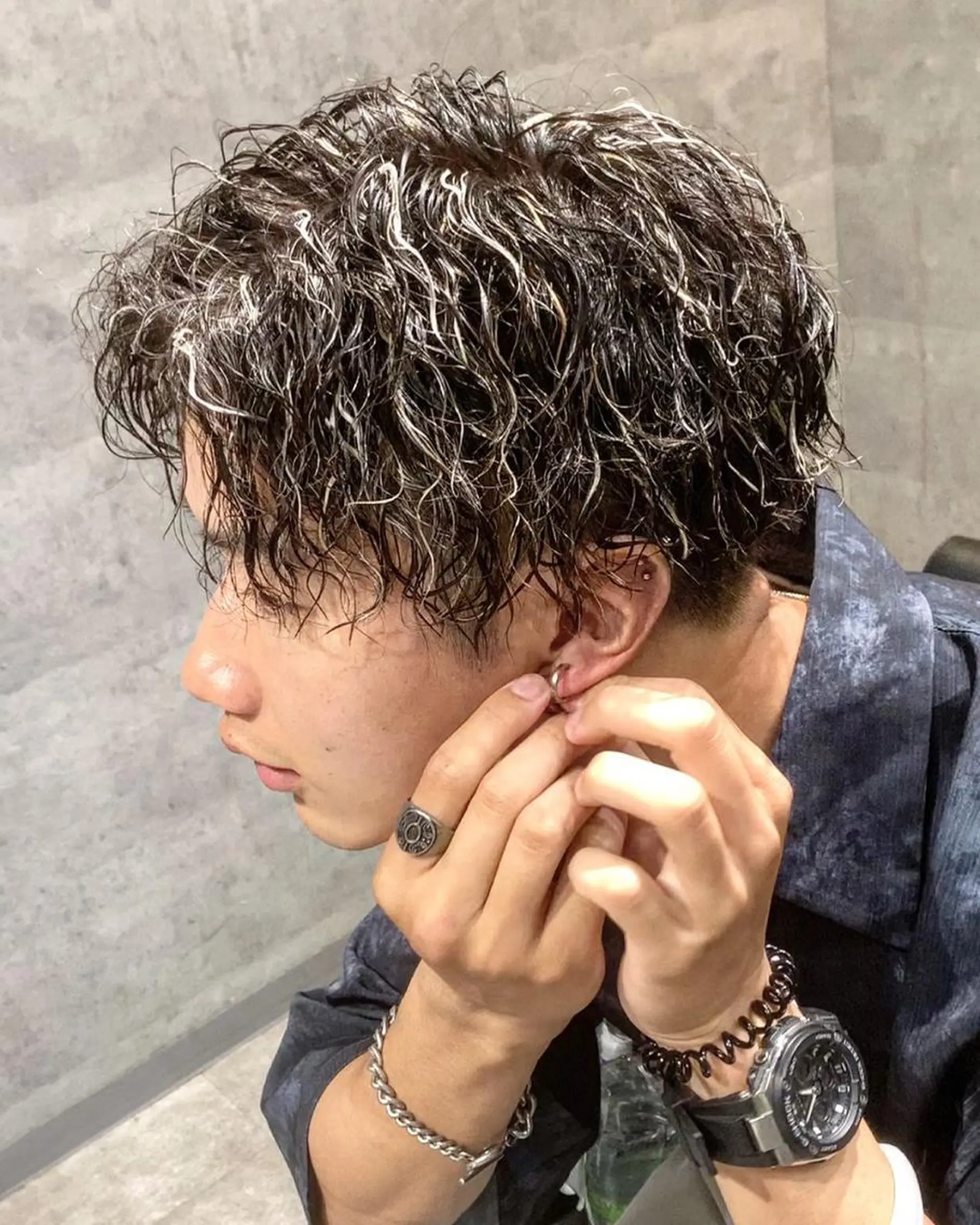 メンズ メンズハイライト メンズインナーカラー カット パーマ ＿WHITE鳳店 アンダーバーホワイトのヘアスタイル