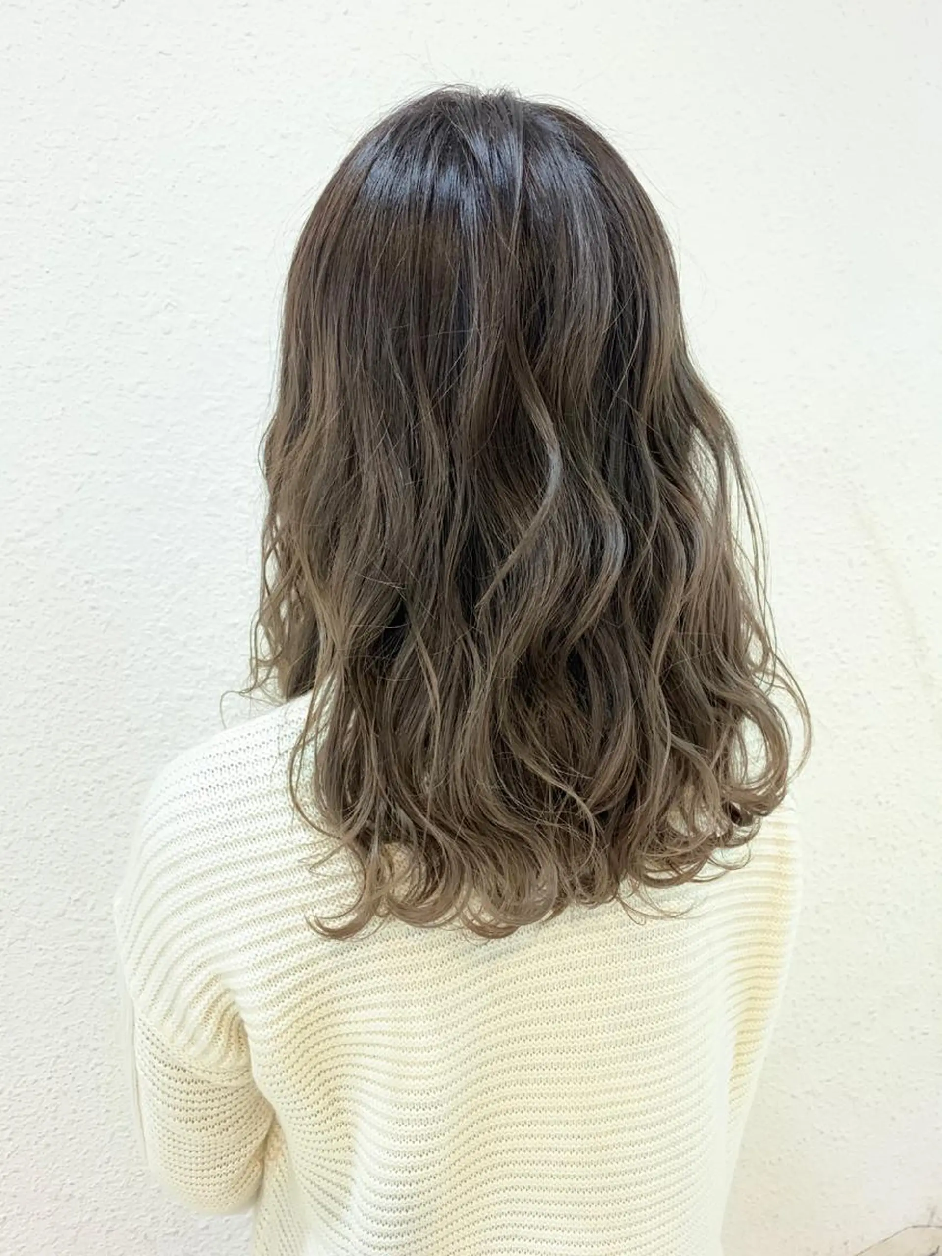 ミディアム カラー アッシュ グラデーションカラー ミルクティーアッシュ 🟦メンズパーマ🟦 横浜駅｜小上馬淳司のヘアスタイル