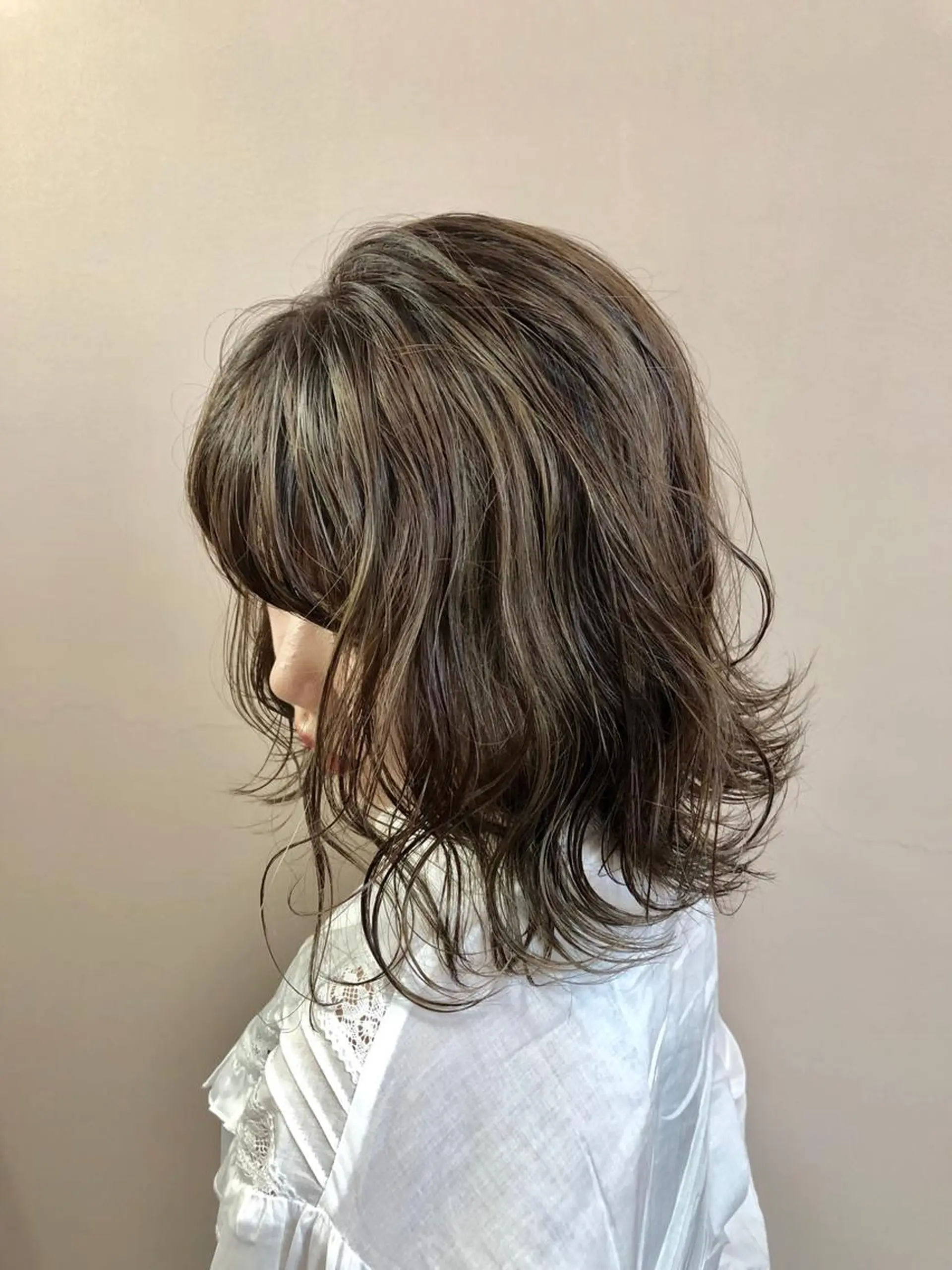 ミディアム カラー グレージュ 店長 小池アキトのヘアスタイル