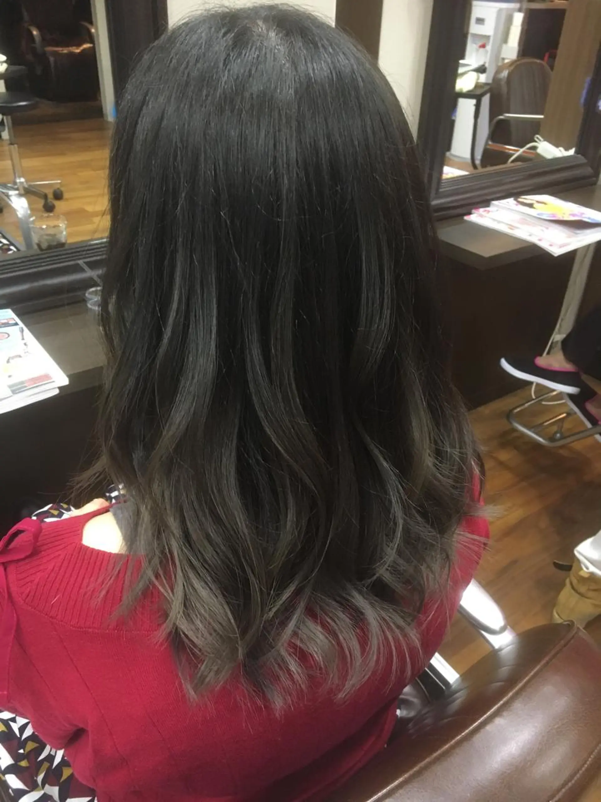 カラー アッシュ ブリーチ グラデーションカラー シルバー 東條 克義のヘアスタイル