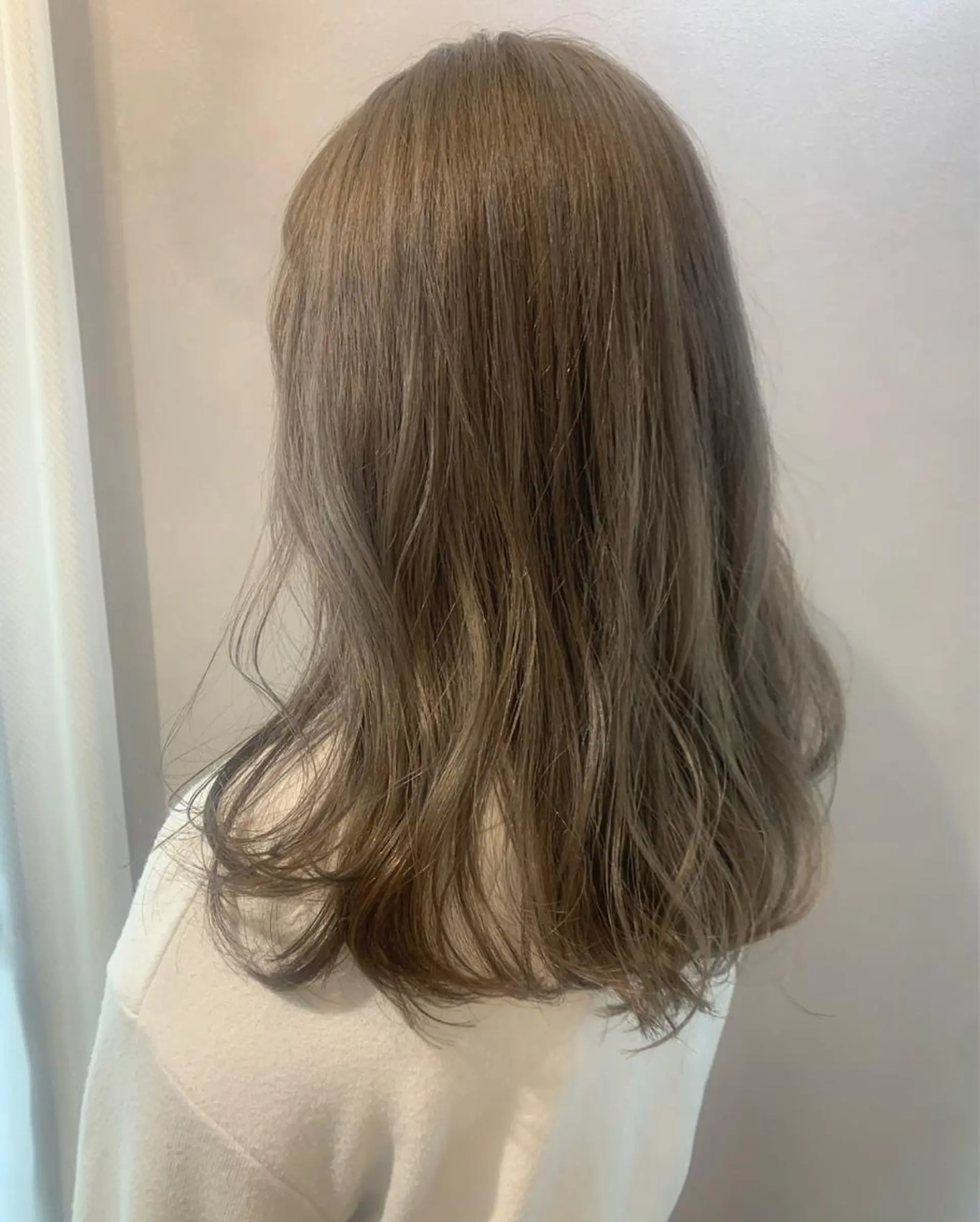 セミロング カラー アッシュ ベージュカラー ブリーチ カット ヘアカラー トリートメント hub hair レイヤー/透明感のヘアスタイル