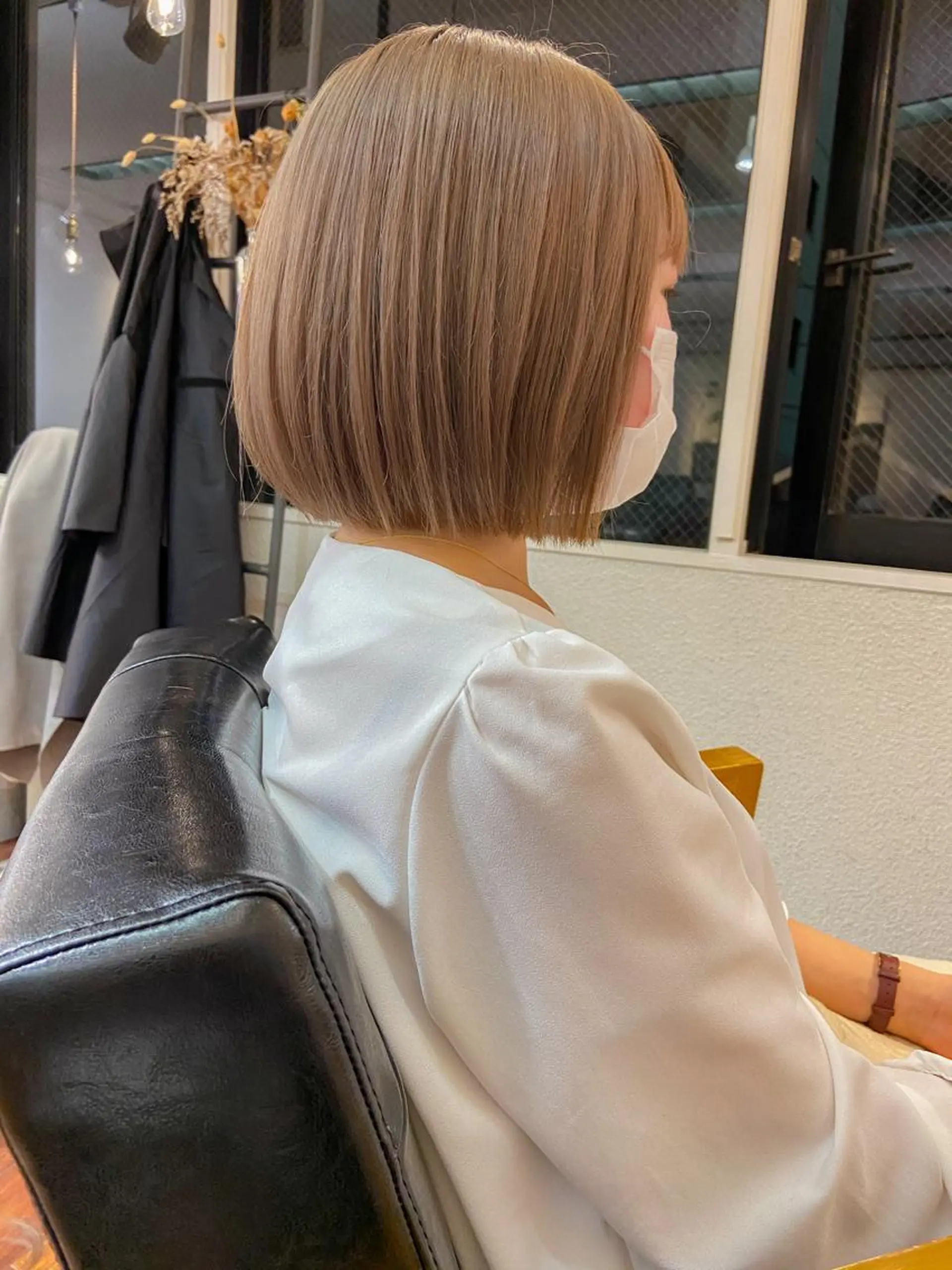 ミディアム カラー ベージュカラー ミルクティーベージュ ヘアカラー トリートメント 岡本康平/ボブ /ブリーチ/レイヤーのヘアスタイル