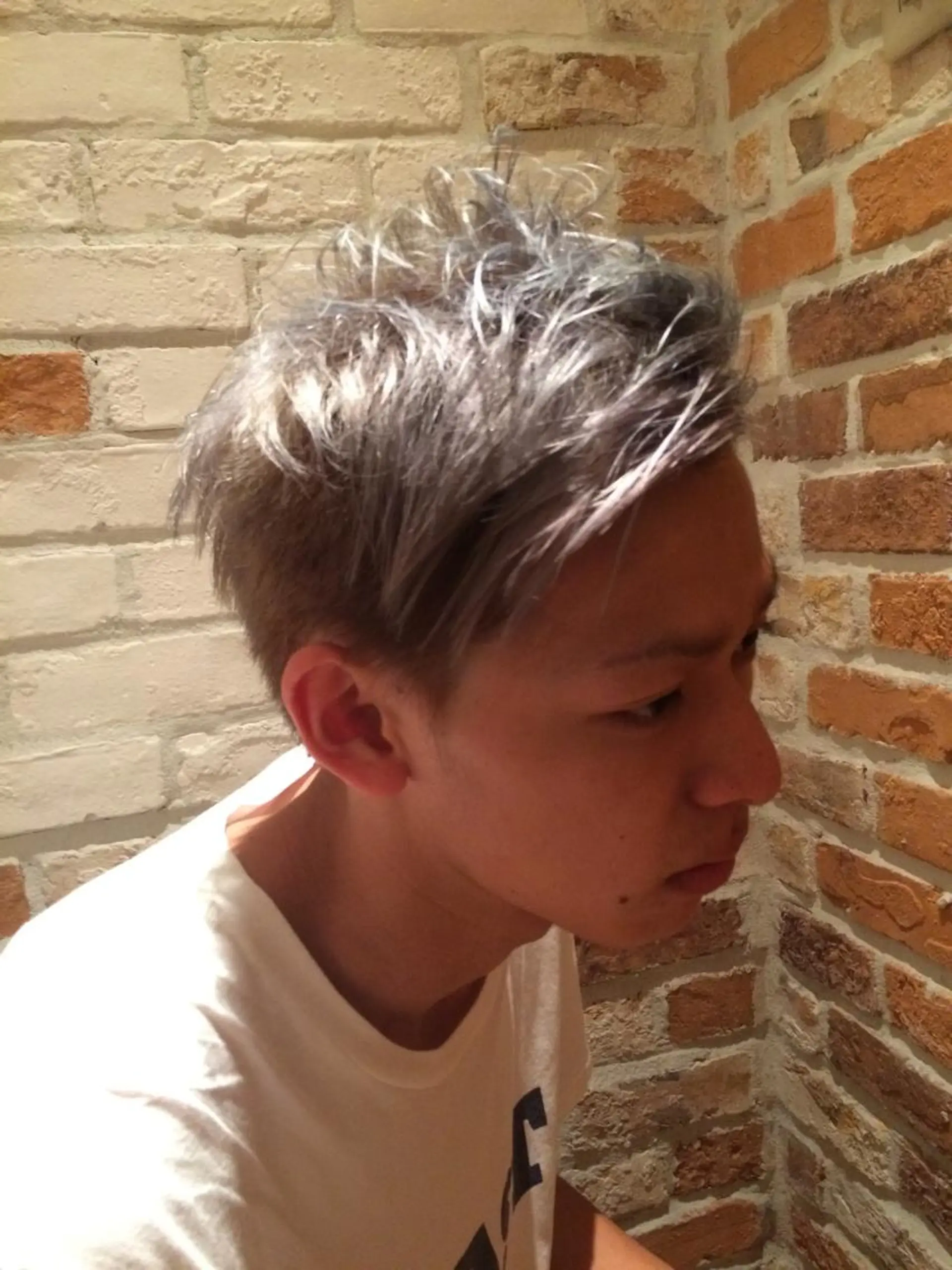 カラー メンズ アッシュ シルバー シルバーアッシュ 加藤 あやみのヘアスタイル