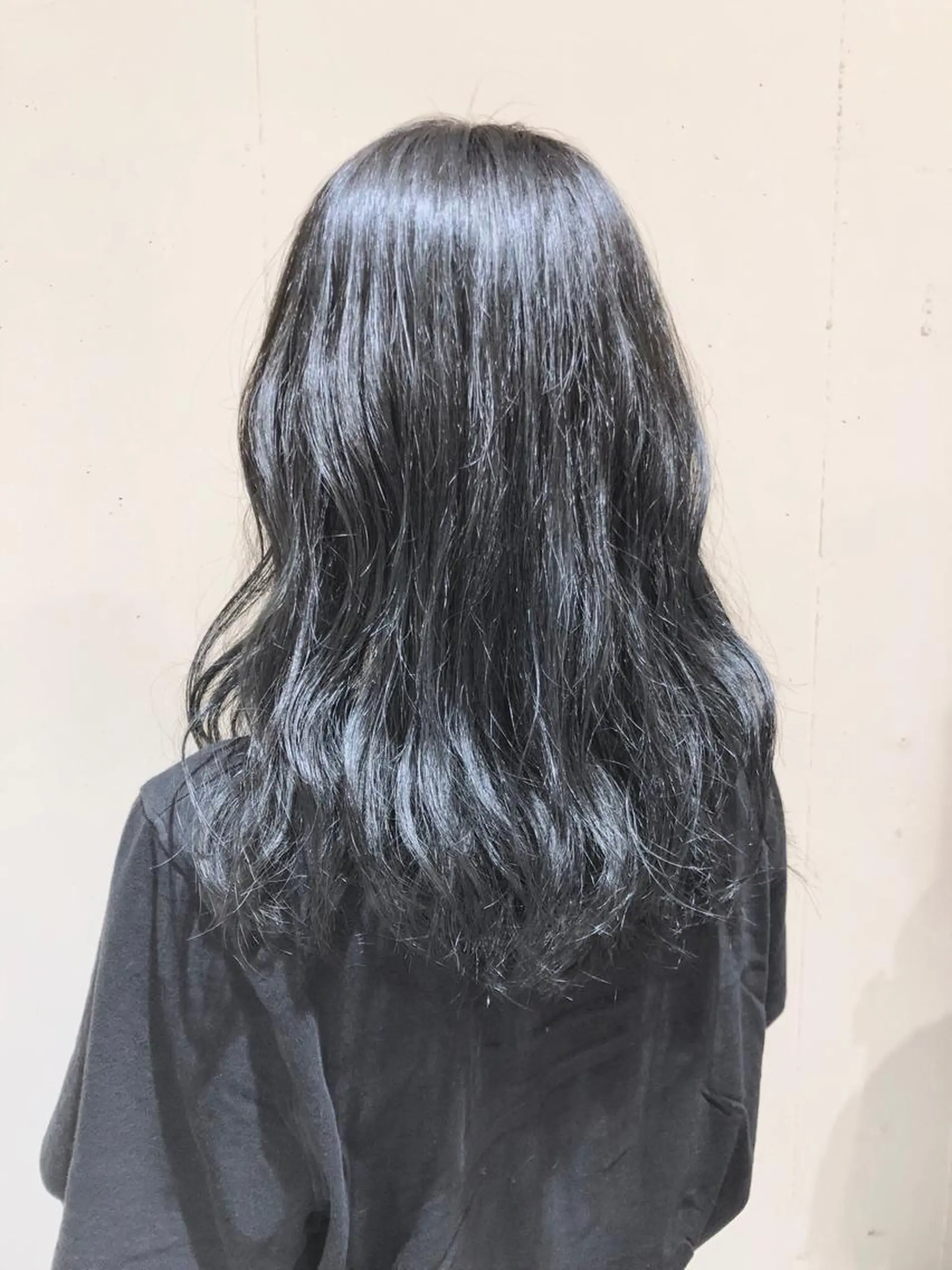 ミディアム カラー パーマ ヘアアレンジ ミディアムパーマ バレイヤージュ 黒髪 ブルーカラー ブルーブラック 【ツヤ髪美容師】 ツダケイスケのヘアスタイル