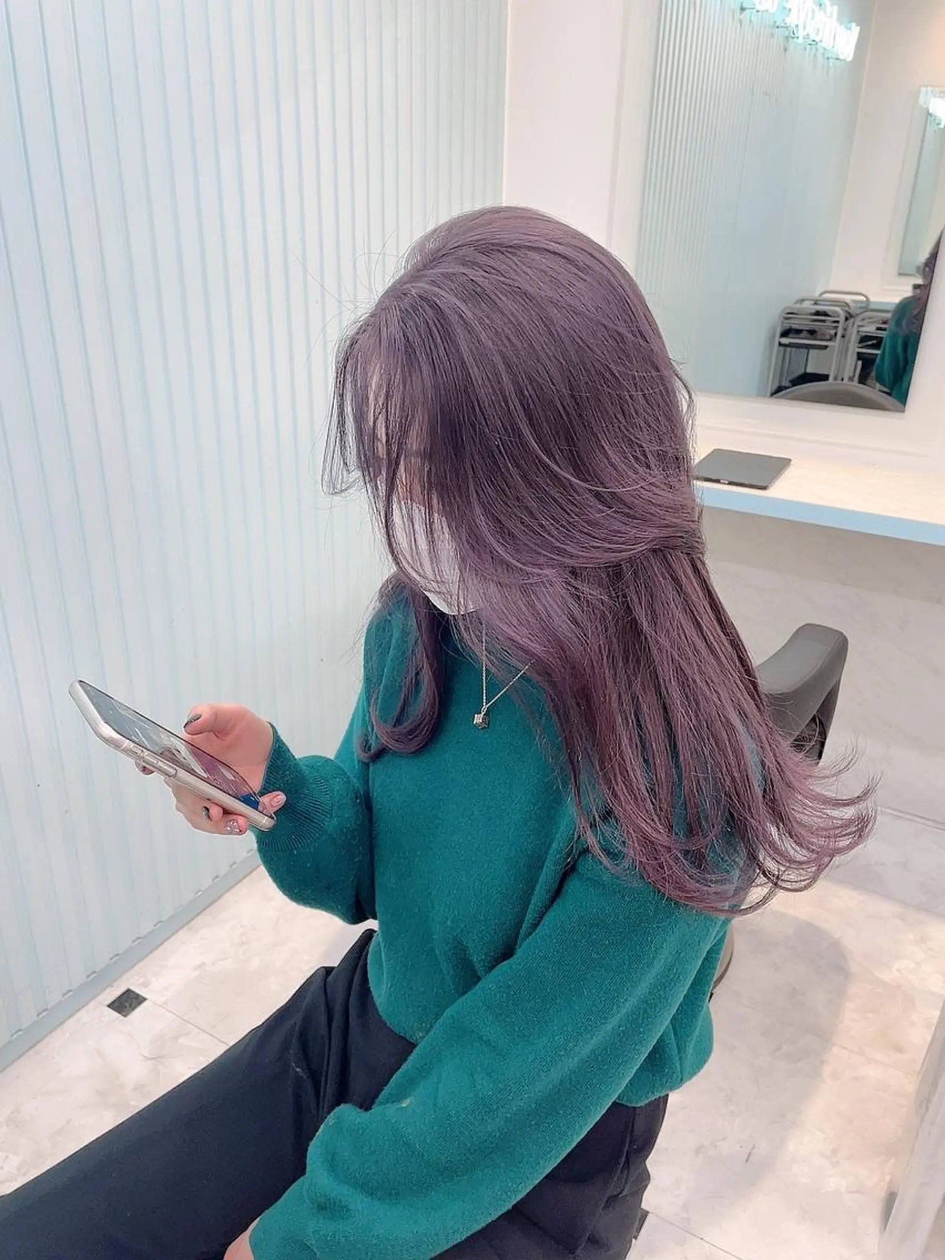 ミディアム カット ヘアカラー トリートメント サロウィン新宿三丁目East所属・顔周りレイヤー/新宿 /モテ艶カラー/航介のヘアスタイル