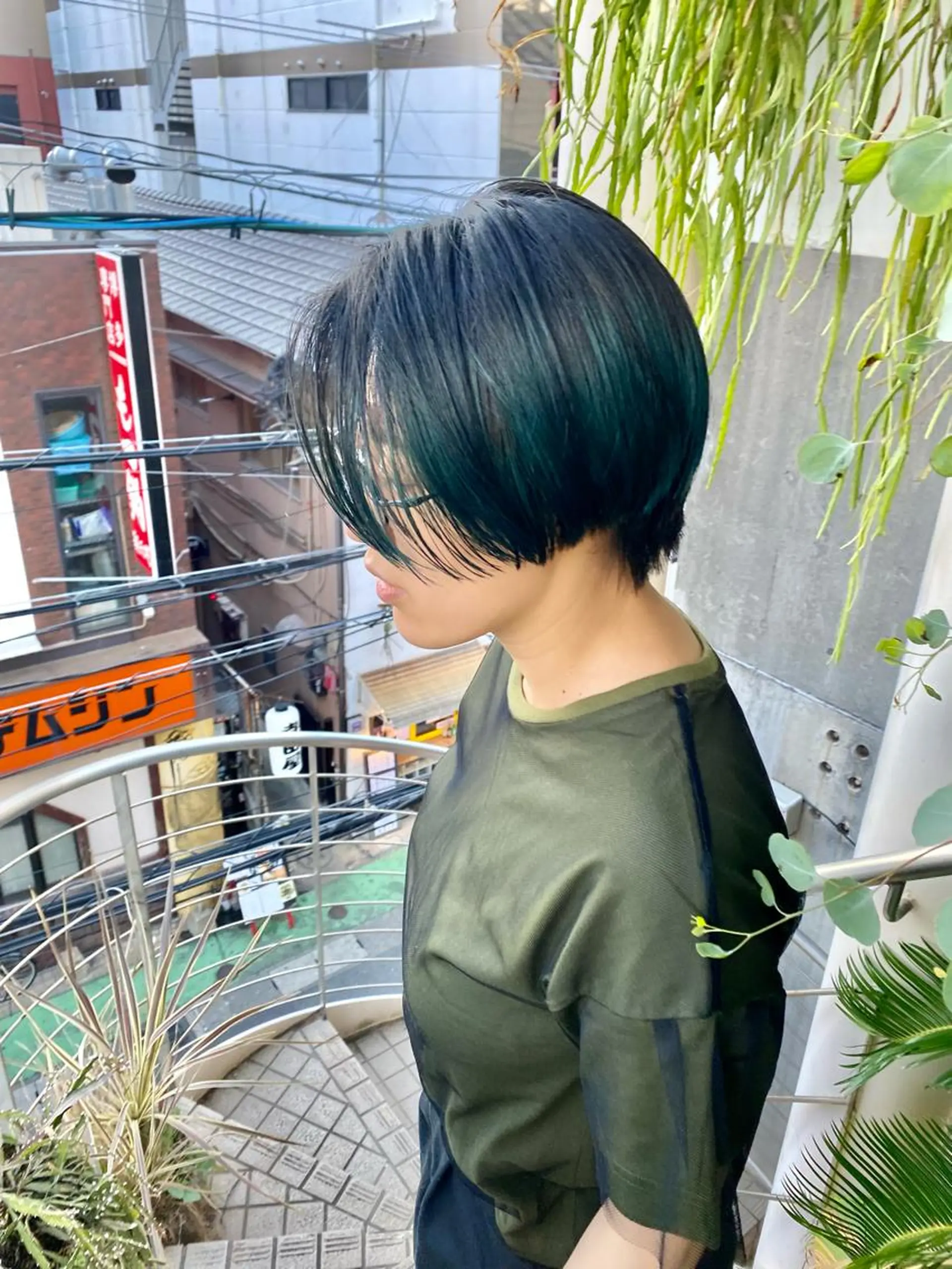 ショート カラー ヘアカラー トリートメント qiie リタッチ 黒染め　ワンカラーのヘアスタイル