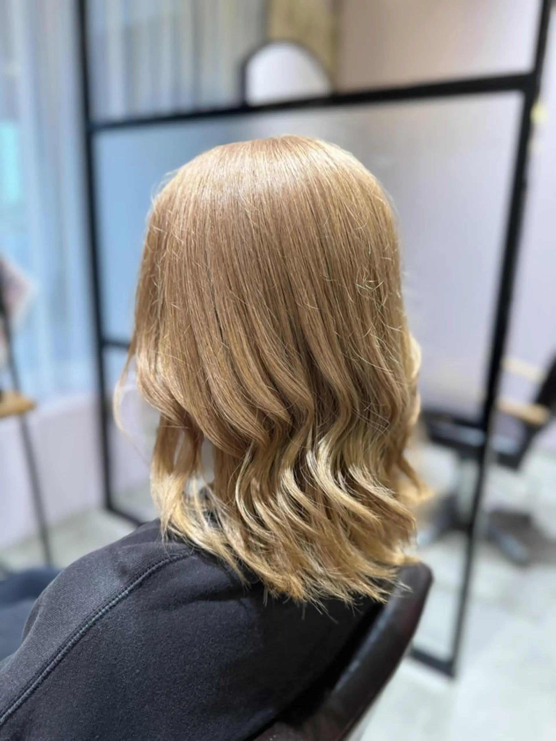 セミロング 辻 愛菜のヘアスタイル