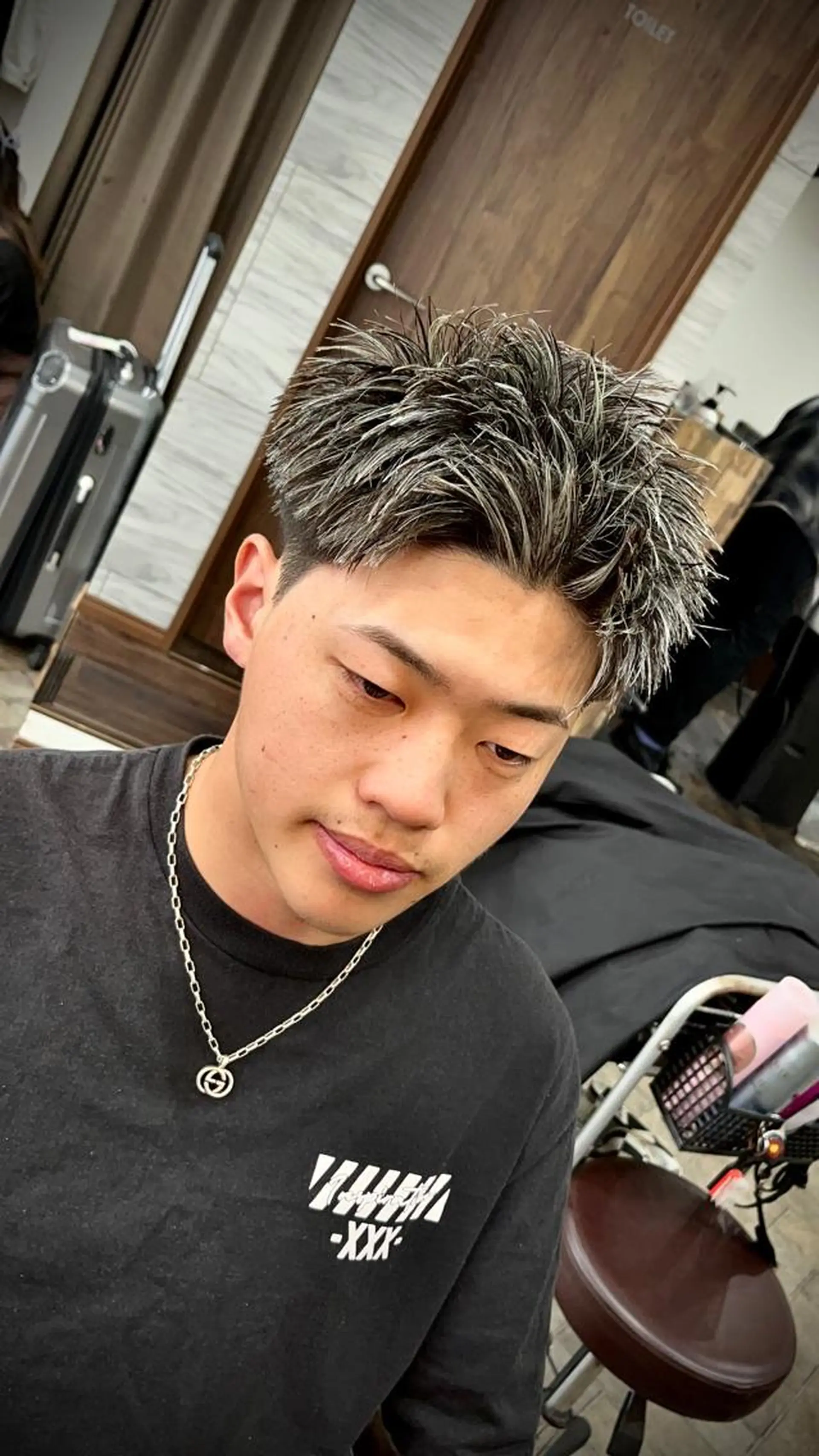 ショート カラー メンズ メンズハイライト スパイキーショート ハイライトカラー シルバー ハイライト カット ヘアカラー トリートメント ヘアセット メンズサロン ANSWERのヘアスタイル