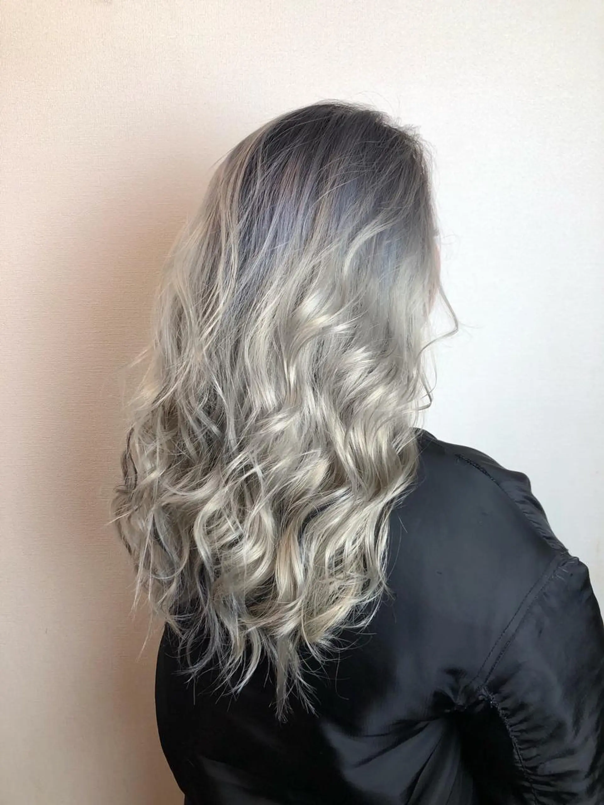 ロング カラー ブリーチ 是枝 さくらのヘアスタイル