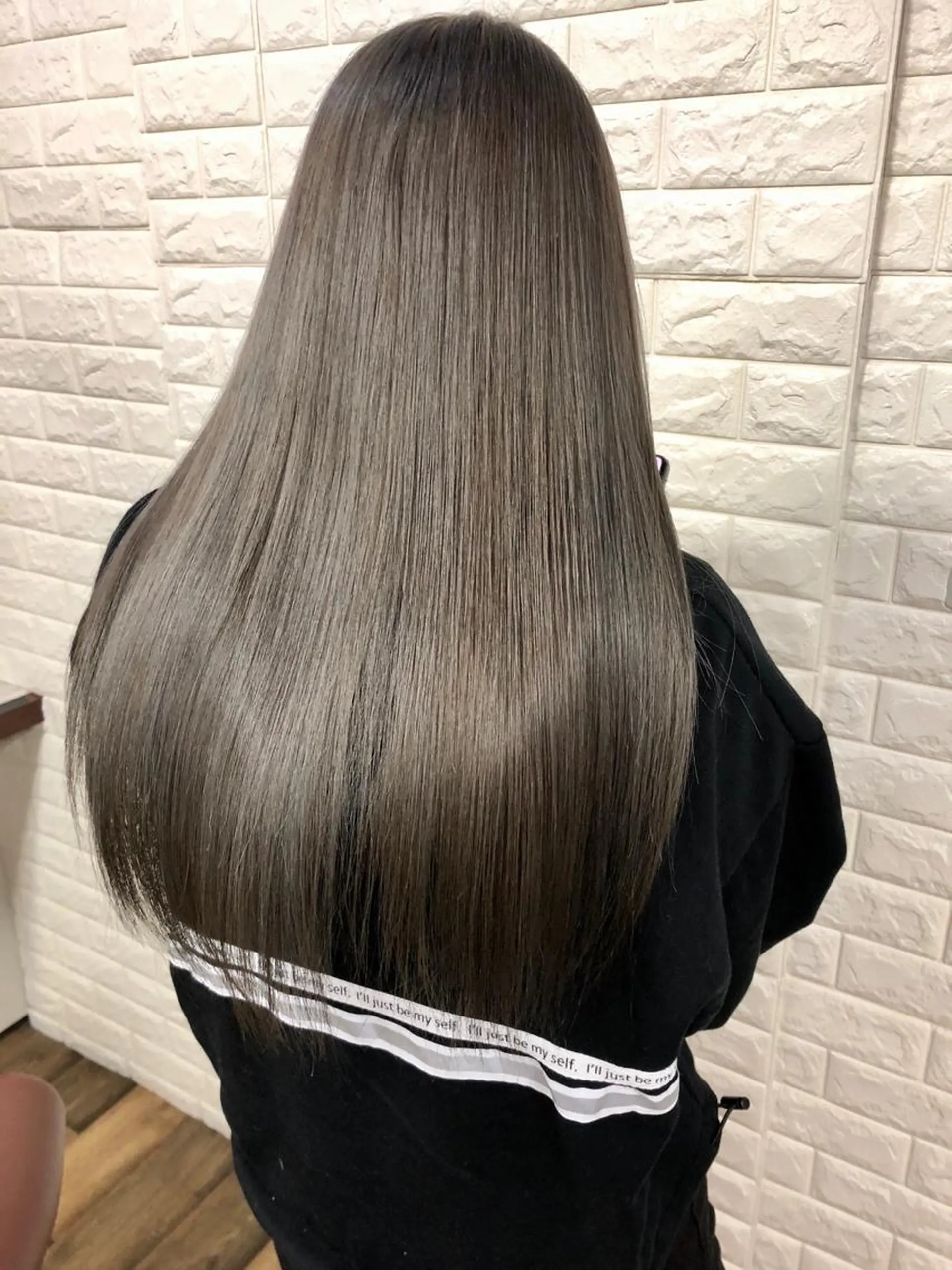 セミロング カラー ブリーチ ケアブリーチ グレージュ ヘアカラー トリートメント famille所属・famille ファミーユのヘアスタイル