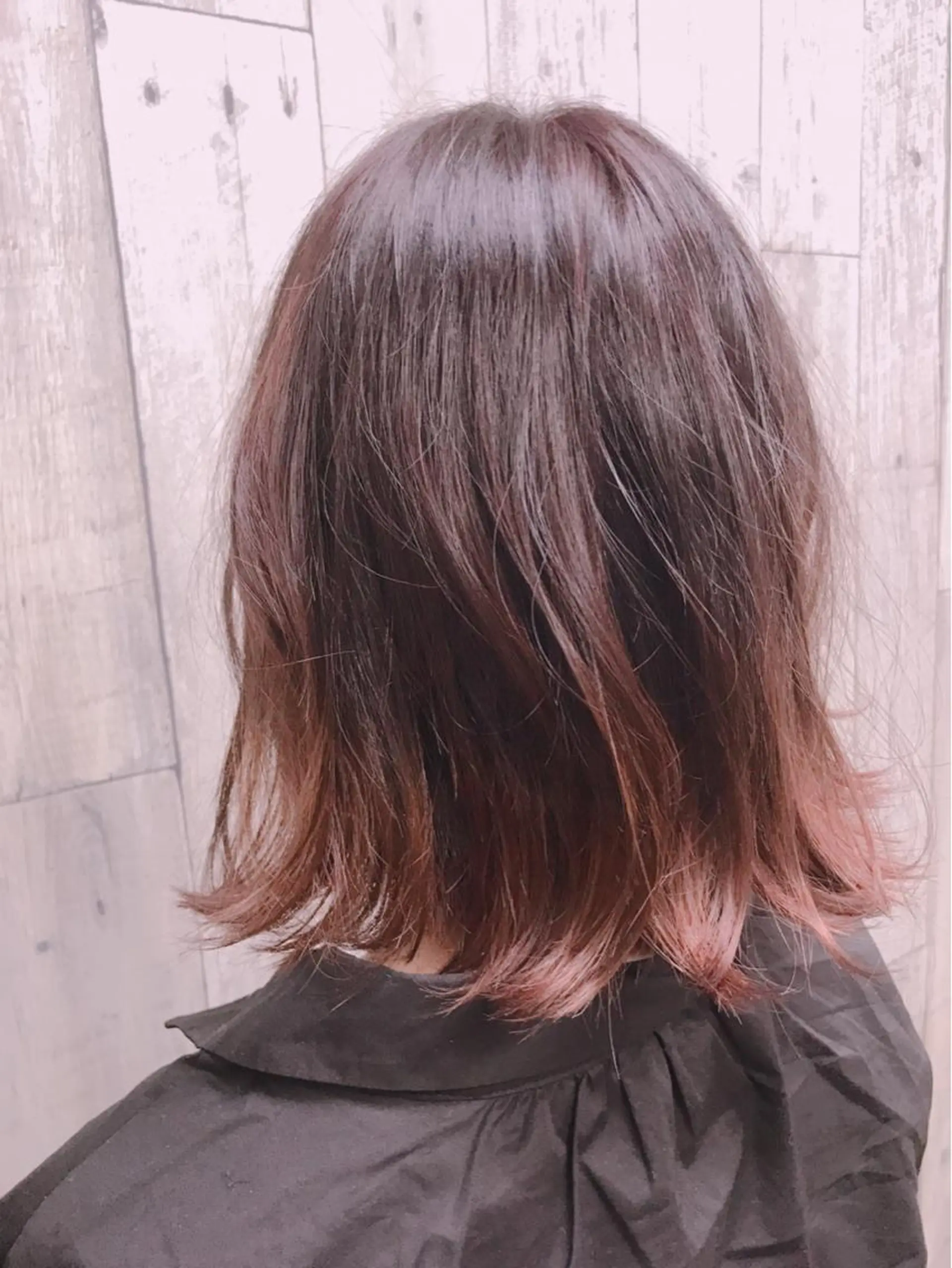 ミディアム カラー バレイヤージュ ピンクカラー バイオレットカラー レイヤーカット 外ハネヘア ヘアカラー トリートメント ⭐️ハイクオリティ カラー杉本雄志⭐️のヘアスタイル