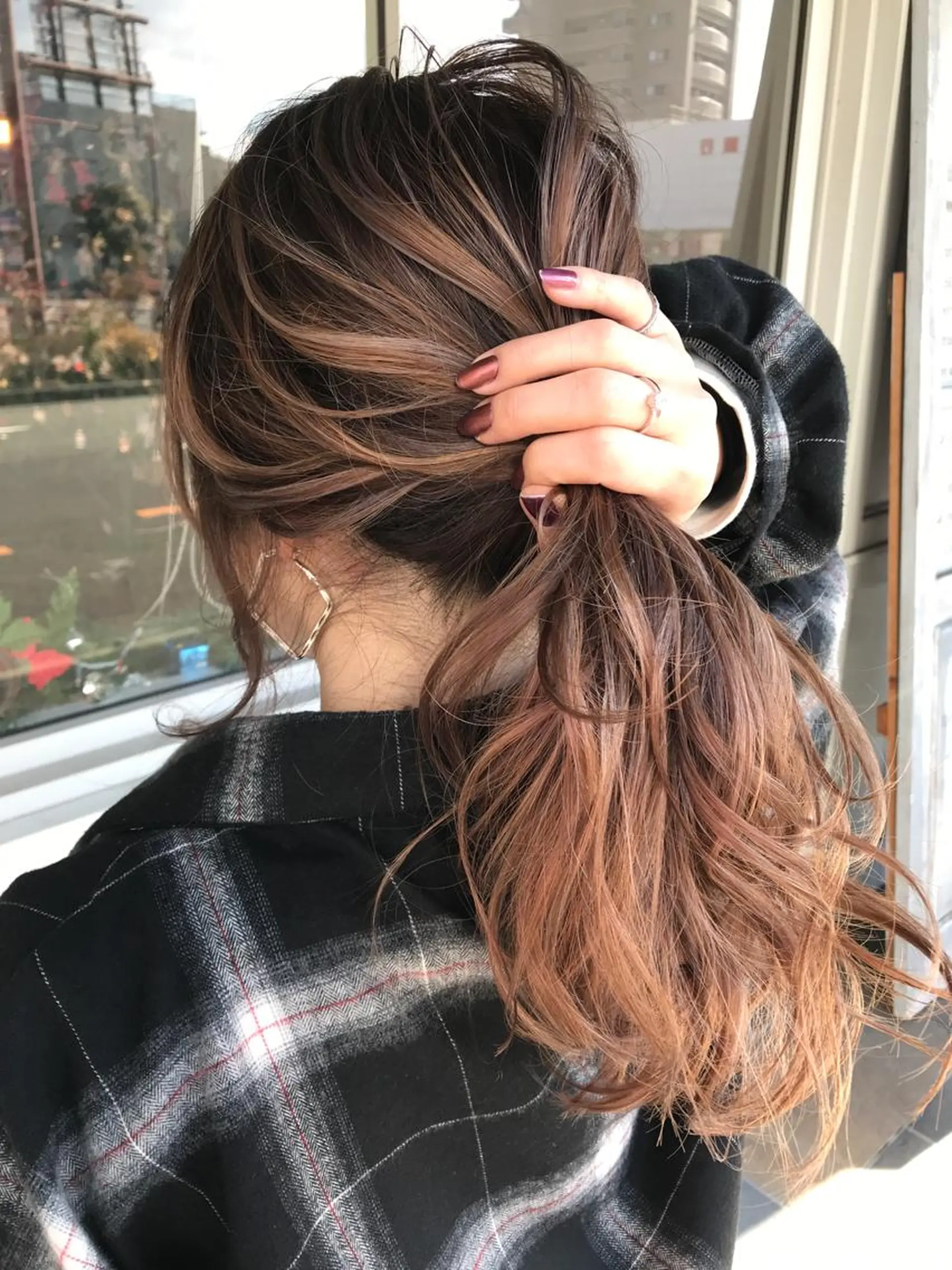 セミロング カラー ヘアアレンジ お団子ヘア 切りっぱなしボブ バレイヤージュ ブリーチ デザインカラー Mariana/ 鶴原-ハイライトのヘアスタイル