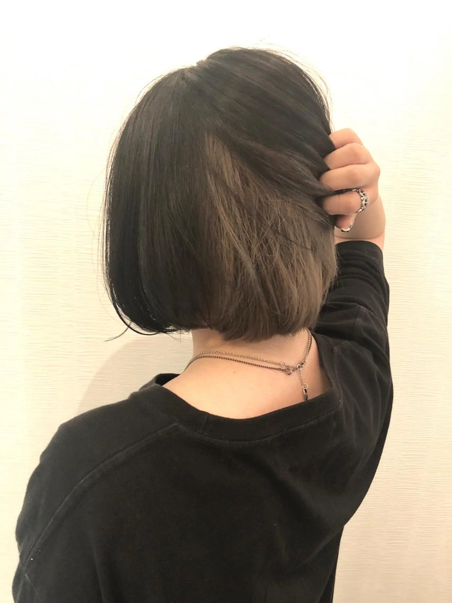 ミディアム カラー 黒髪 ブルーカラー ブルーブラック インナーカラー シルバー カット ヘアカラー トリートメント 平川 友希子のヘアスタイル
