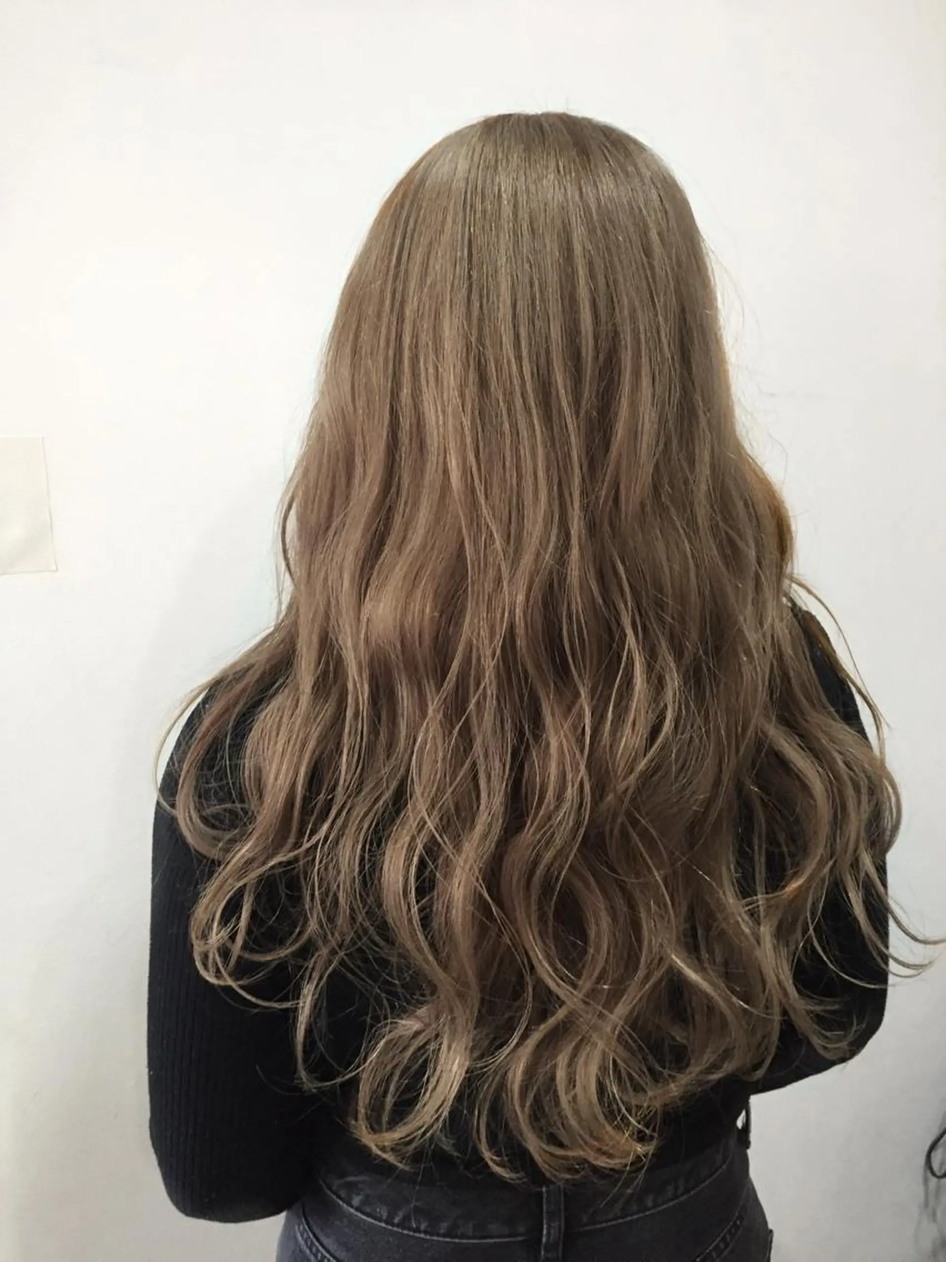ロング カラー ベージュカラー ブリーチ ミルクティーベージュ 脱白髪染め美容師 竹内涼乃のヘアスタイル