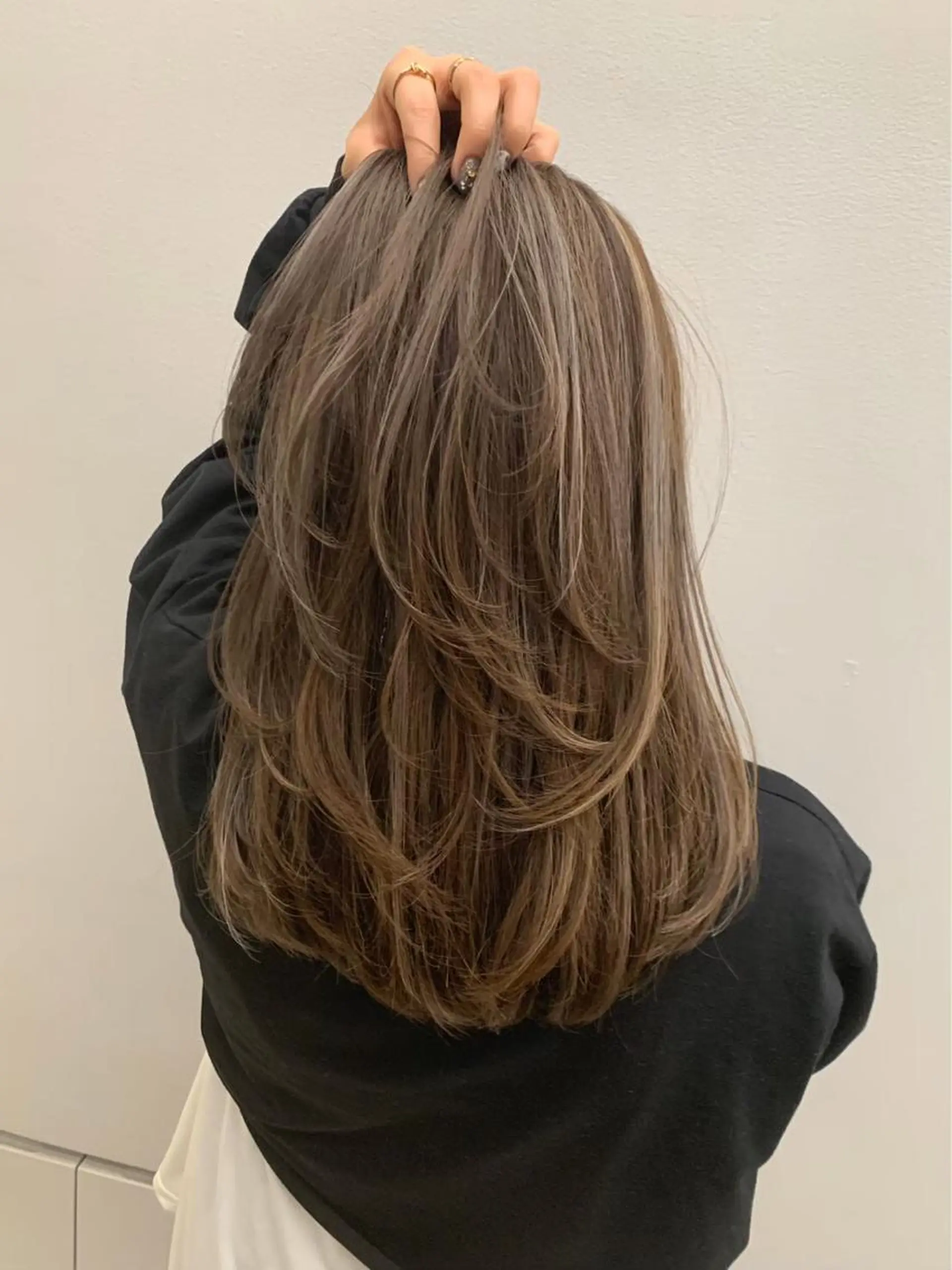 カラー ハイライトカラー 髪質改善 レイヤーカット 早崎太生のヘアスタイル