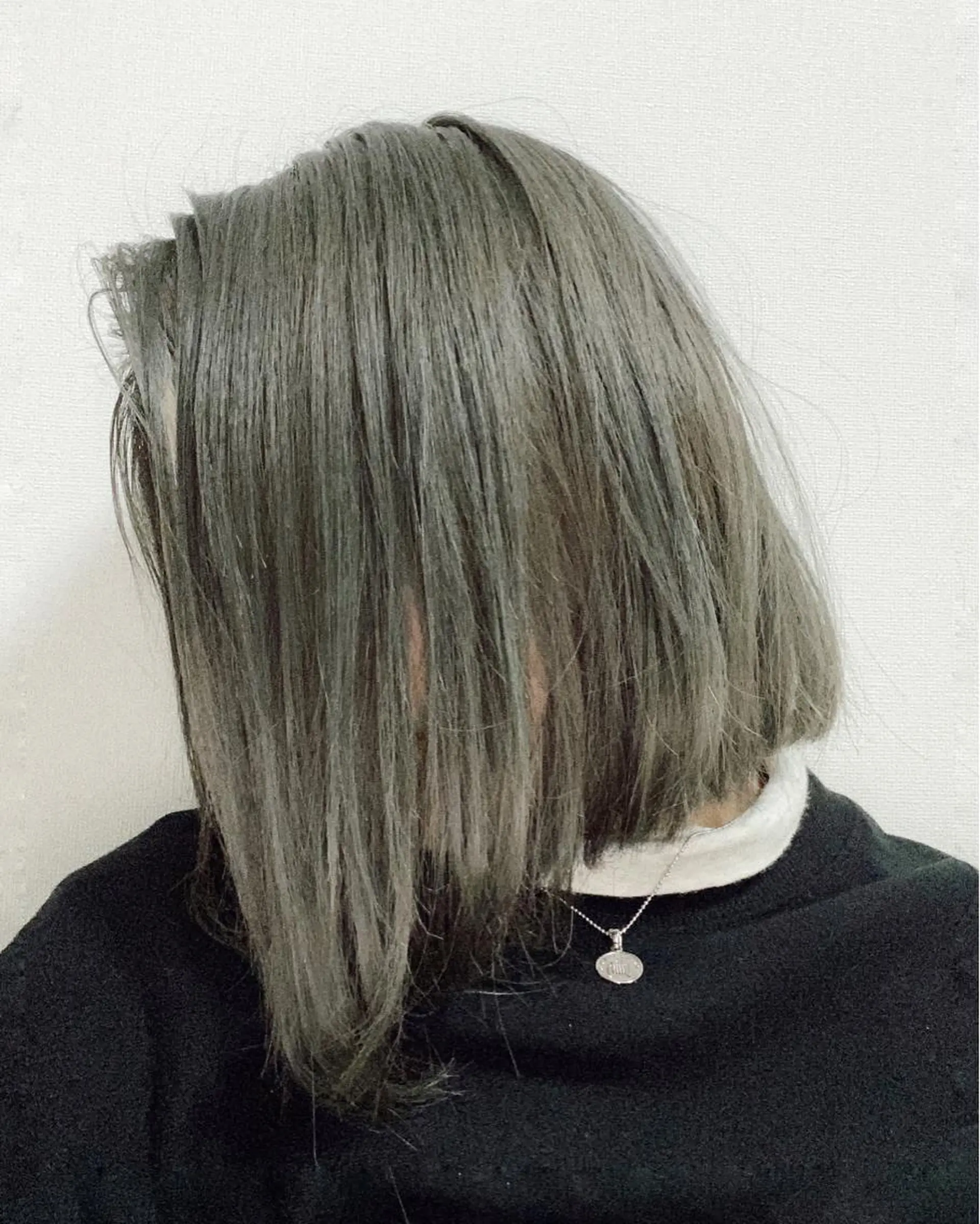 ミディアム カラー ヘアアレンジ ベージュカラー ブリーチ グレージュ オリーブグレージュ オリーブグレー 高橋胡桃🪽 ディレクターのヘアスタイル