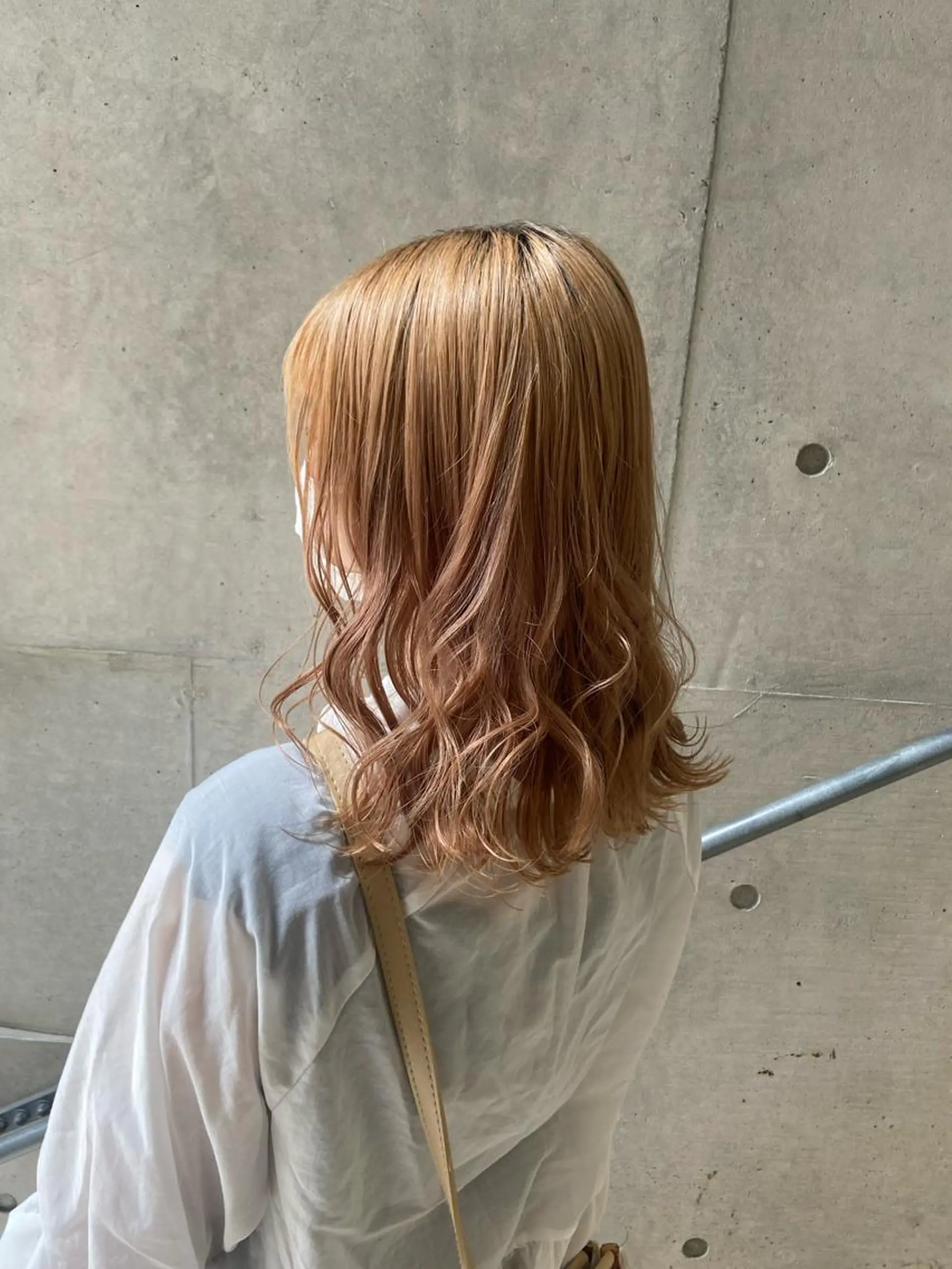 ミディアム なつめ🐶ショート ベージュカラーのヘアスタイル