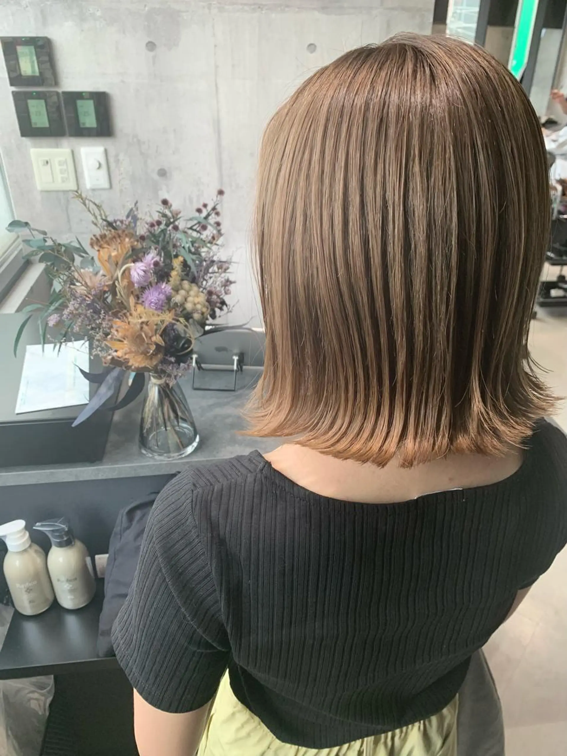 ミディアム カラー ベージュカラー ミルクティーベージュ ボブ 外ハネヘア mimiiy梅田 中崎町ハイトーンのヘアスタイル