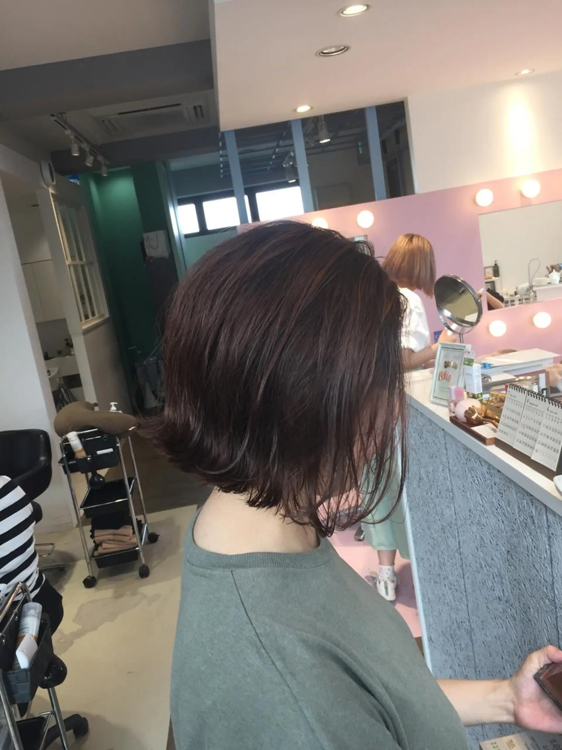 ミディアム 切りっぱなしボブ ボブ カット ヘアカラー トリートメント ヘッドスパ 所渉/韓国レイヤー /ウルフカットのヘアスタイル