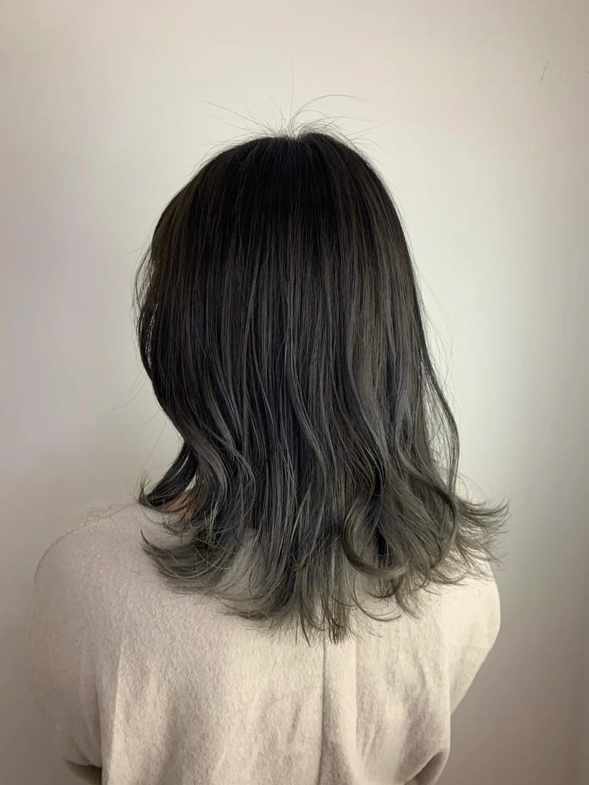 ミディアム カラー グラデーションカラー シルバー SALOWIN神戸三宮店所属・【美髪を叶える】中谷 彰宏(アキ)のヘアスタイル