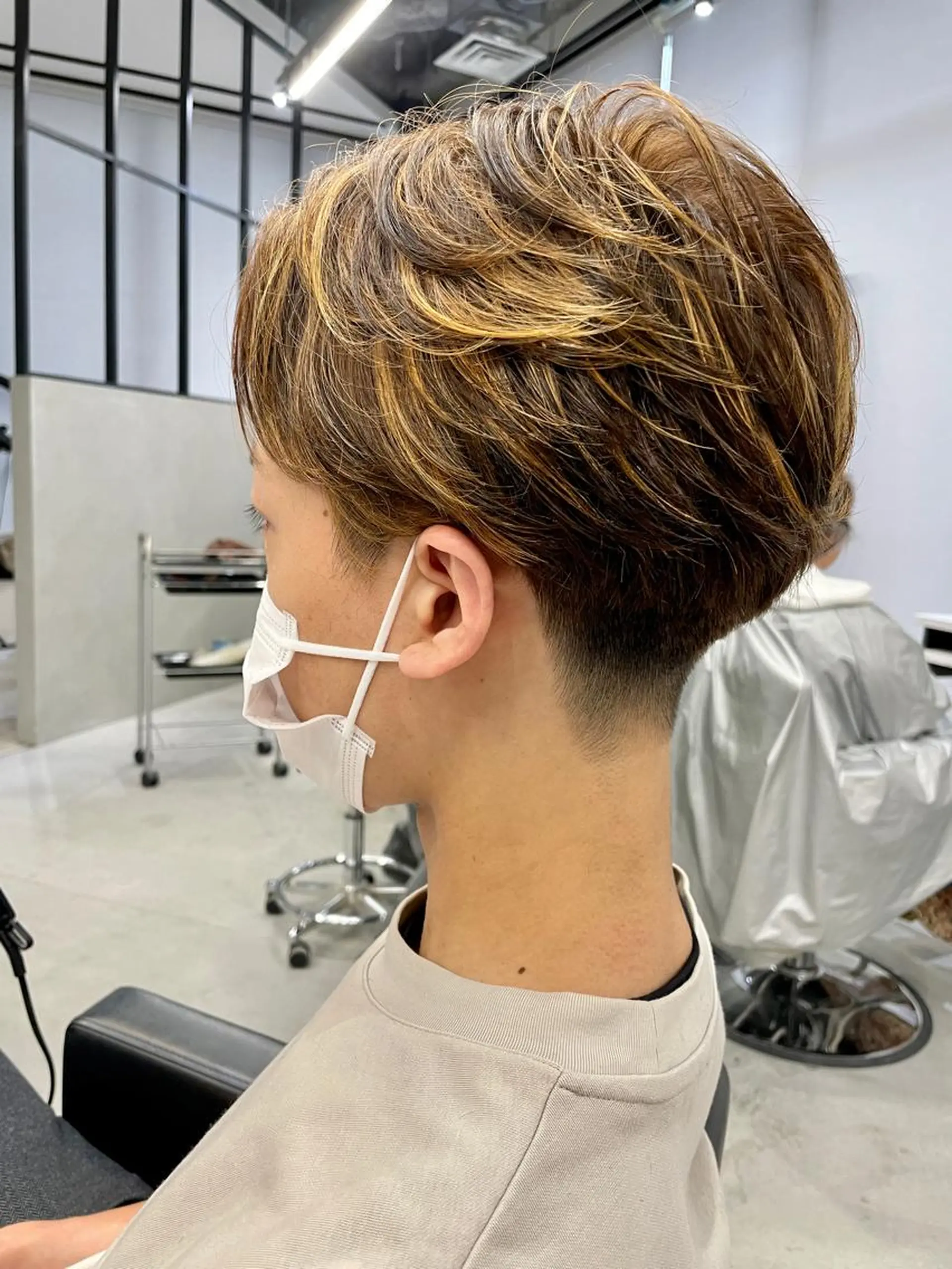 メンズ センターパート メンズハイライト 刈り上げ カット ヘアカラー 福永速人 /メンズパーマのヘアスタイル