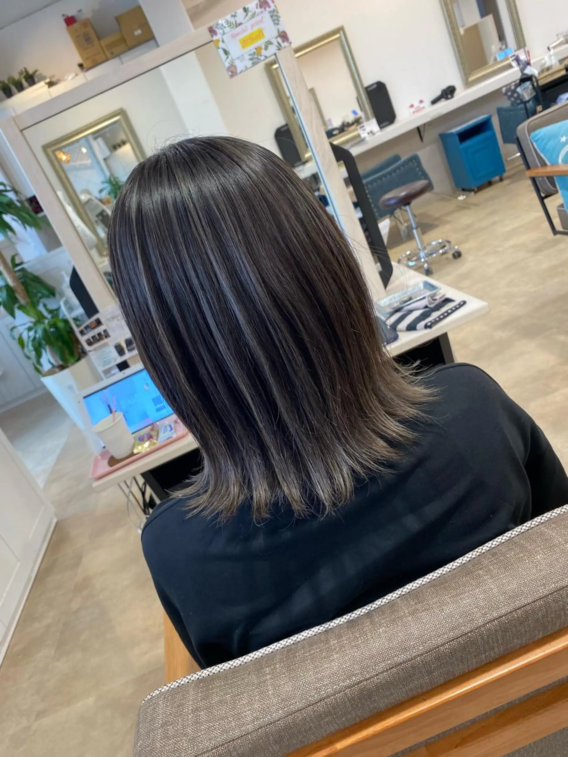 セミロング カラー ヘアカラー トリートメント 饒平名 知也のヘアスタイル