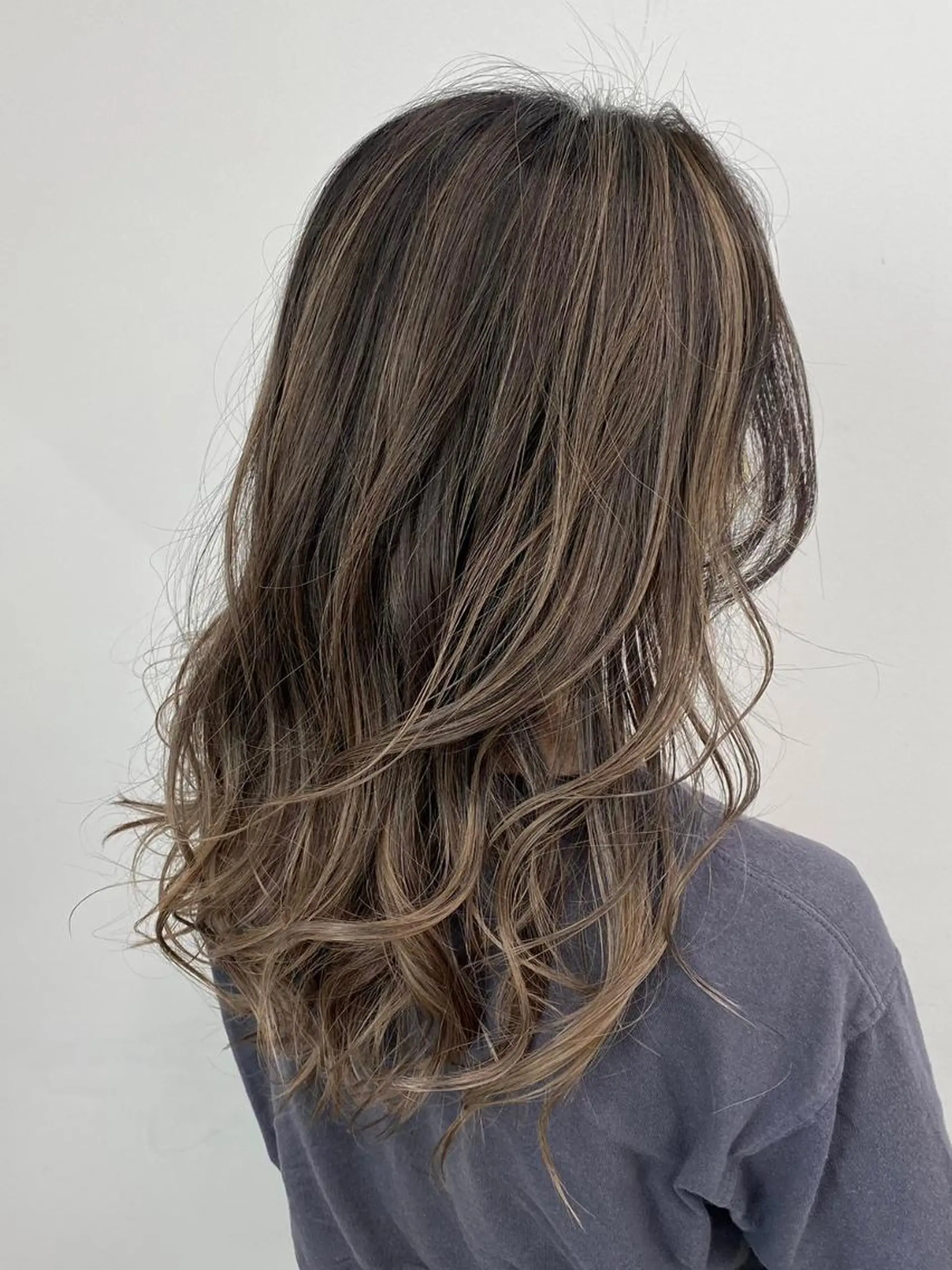 セミロング アッシュ アッシュブラック 公式 Ease by amble luxeのヘアスタイル