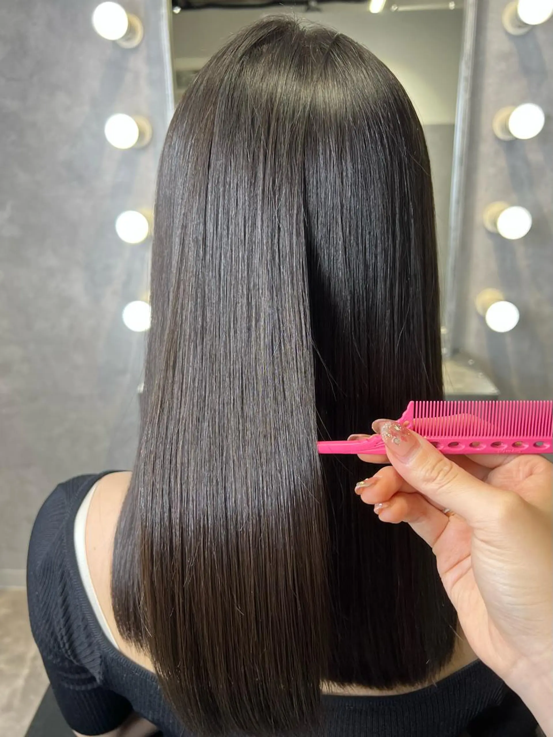 ロング カラー ヘアアレンジ ベージュカラー ブリーチ ダブルカラー ミルクティーベージュ ヨシンモリ hiiko顔まわり カットのヘアスタイル