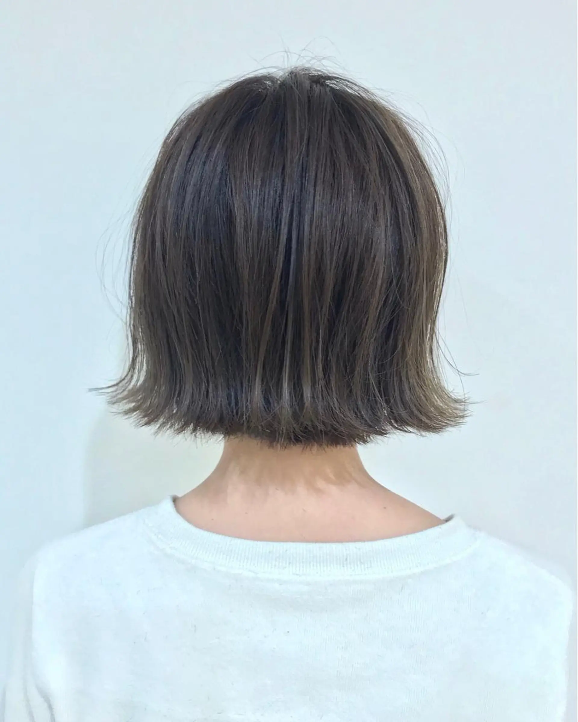 ショート カラー 切りっぱなしボブ アッシュ アッシュグレー 透明感カラー ハイライトカラー カット ヘアカラー ボブ・レイヤーカット 吉敷航一のヘアスタイル