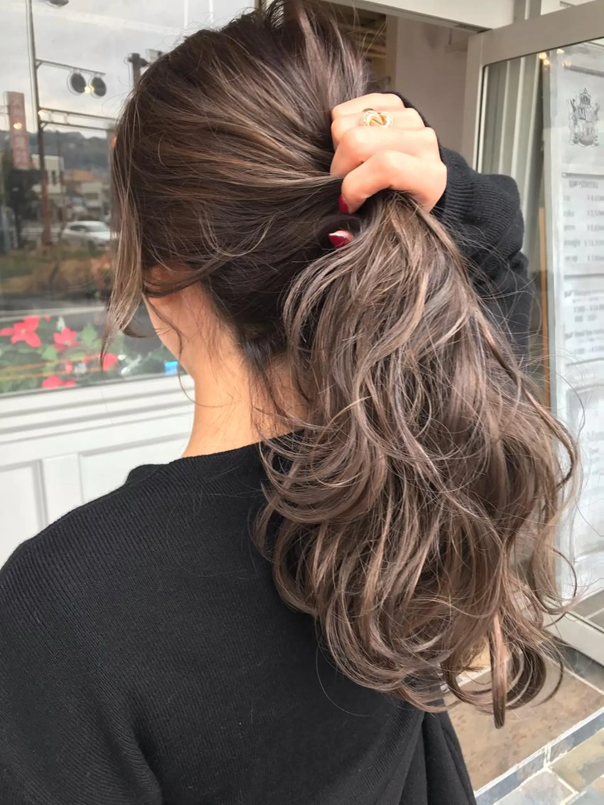 セミロング カラー ヘアアレンジ お団子ヘア 切りっぱなしボブ バレイヤージュ ブリーチ デザインカラー Mariana/ 鶴原-ハイライトのヘアスタイル