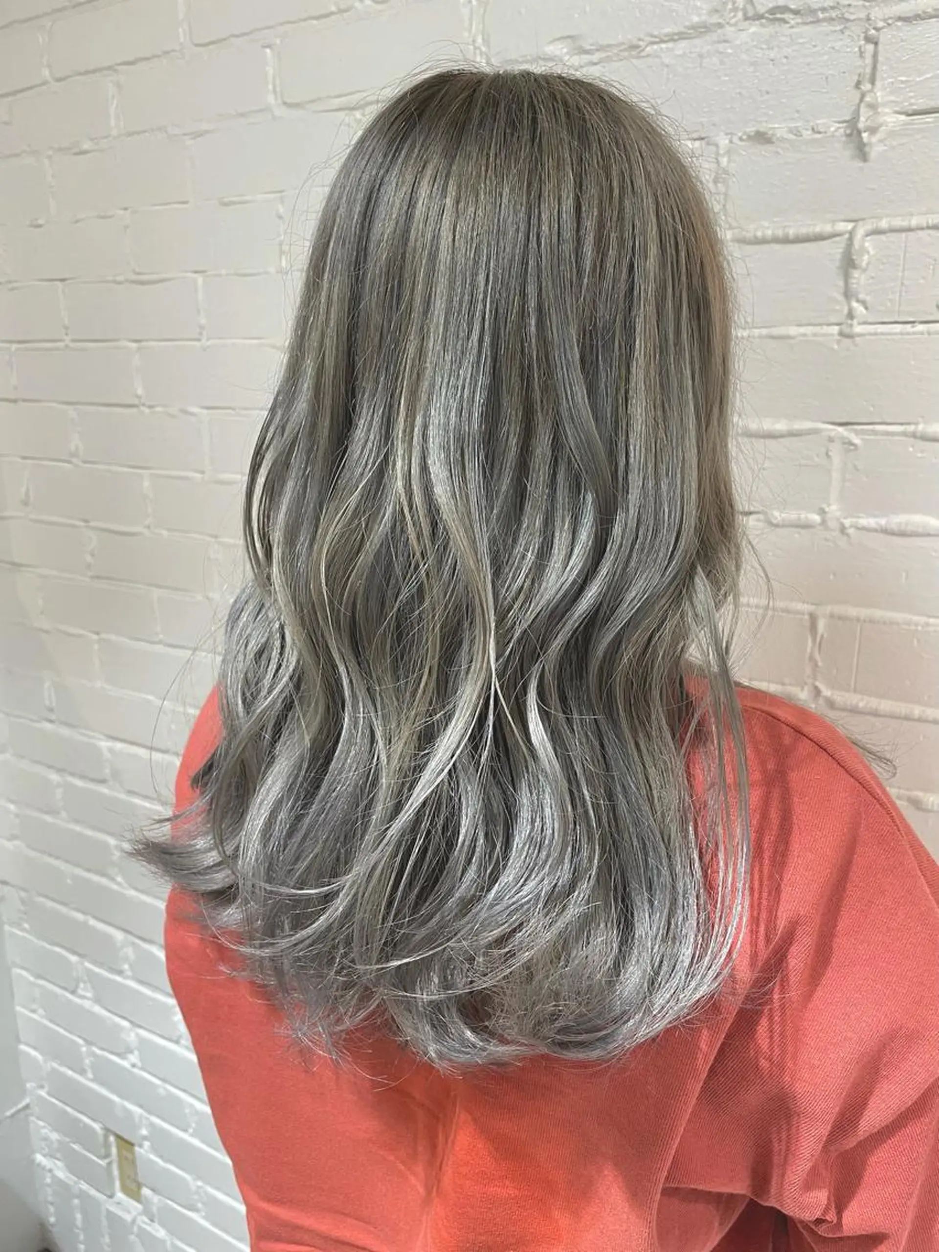 ロング カラー アッシュ ブリーチ シルバー シルバーアッシュ 🩰韓国レイヤー🩷 艶カラー🌷小栁歩美のヘアスタイル