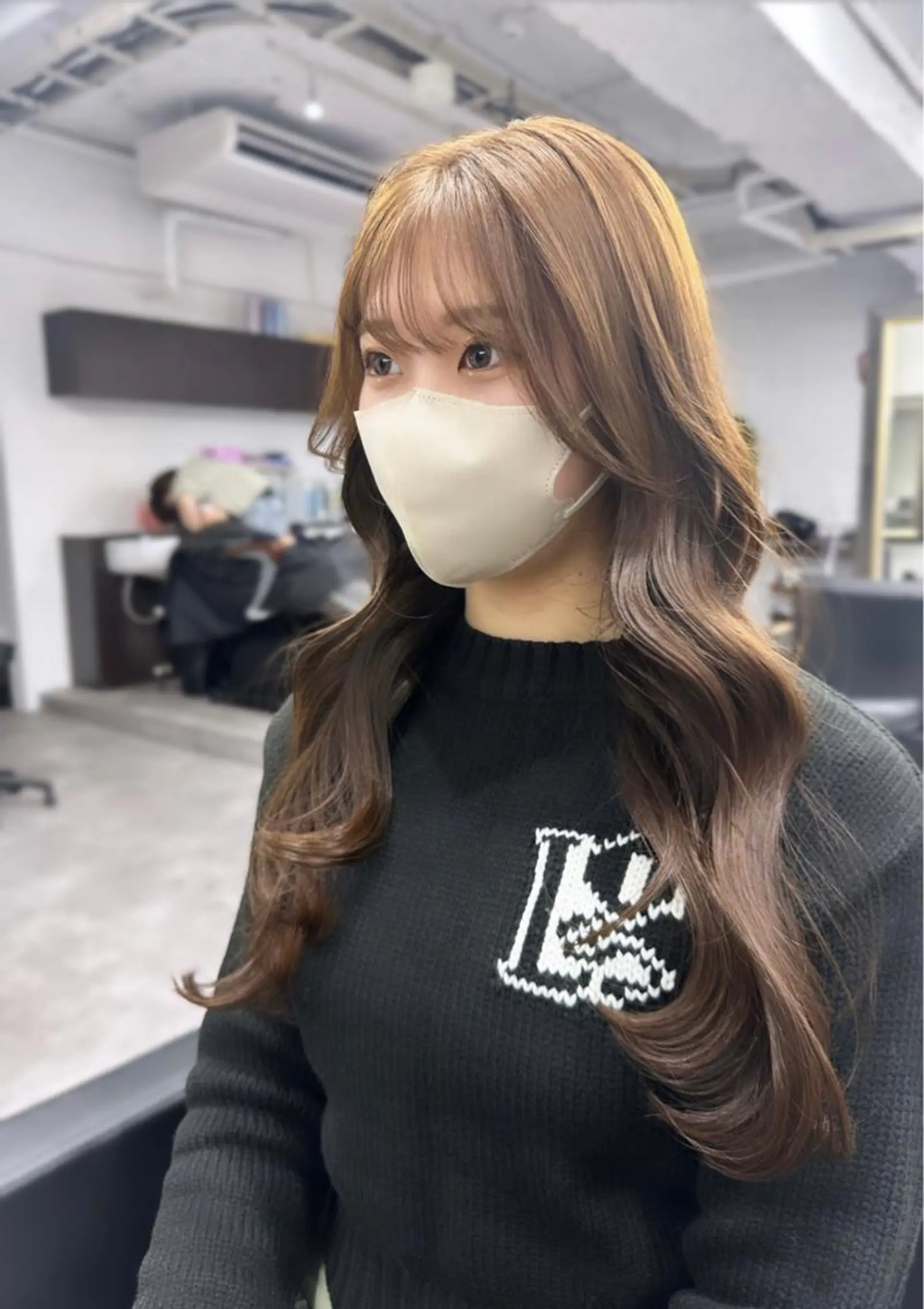 ロング 顔周りカット 韓国風ヘア 瀧優華白髪ぼかし 大人レイヤー🩵のヘアスタイル