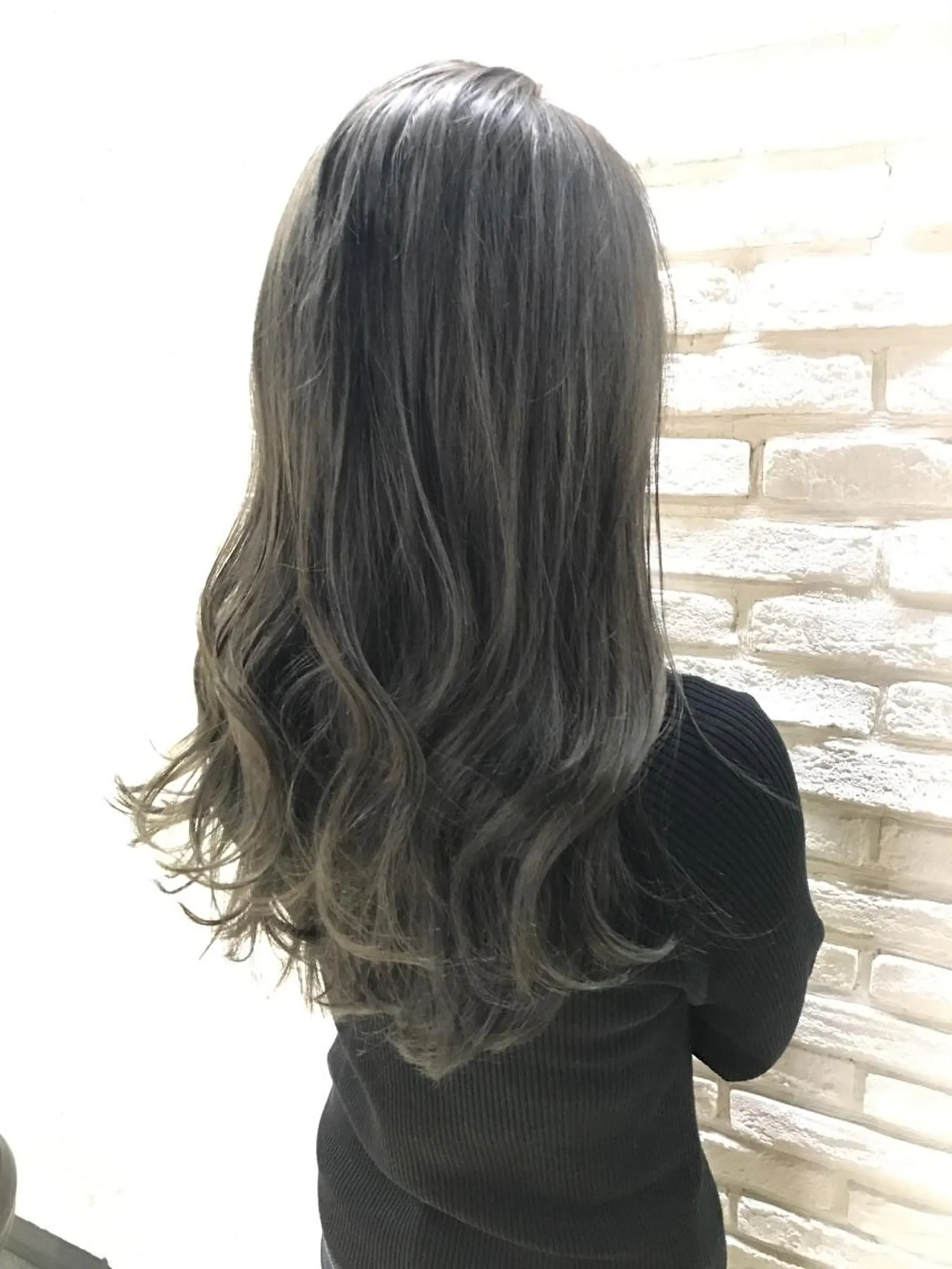 ロング カラー グレージュ イルミナカラー レイヤー　べージュ 白石研太のヘアスタイル