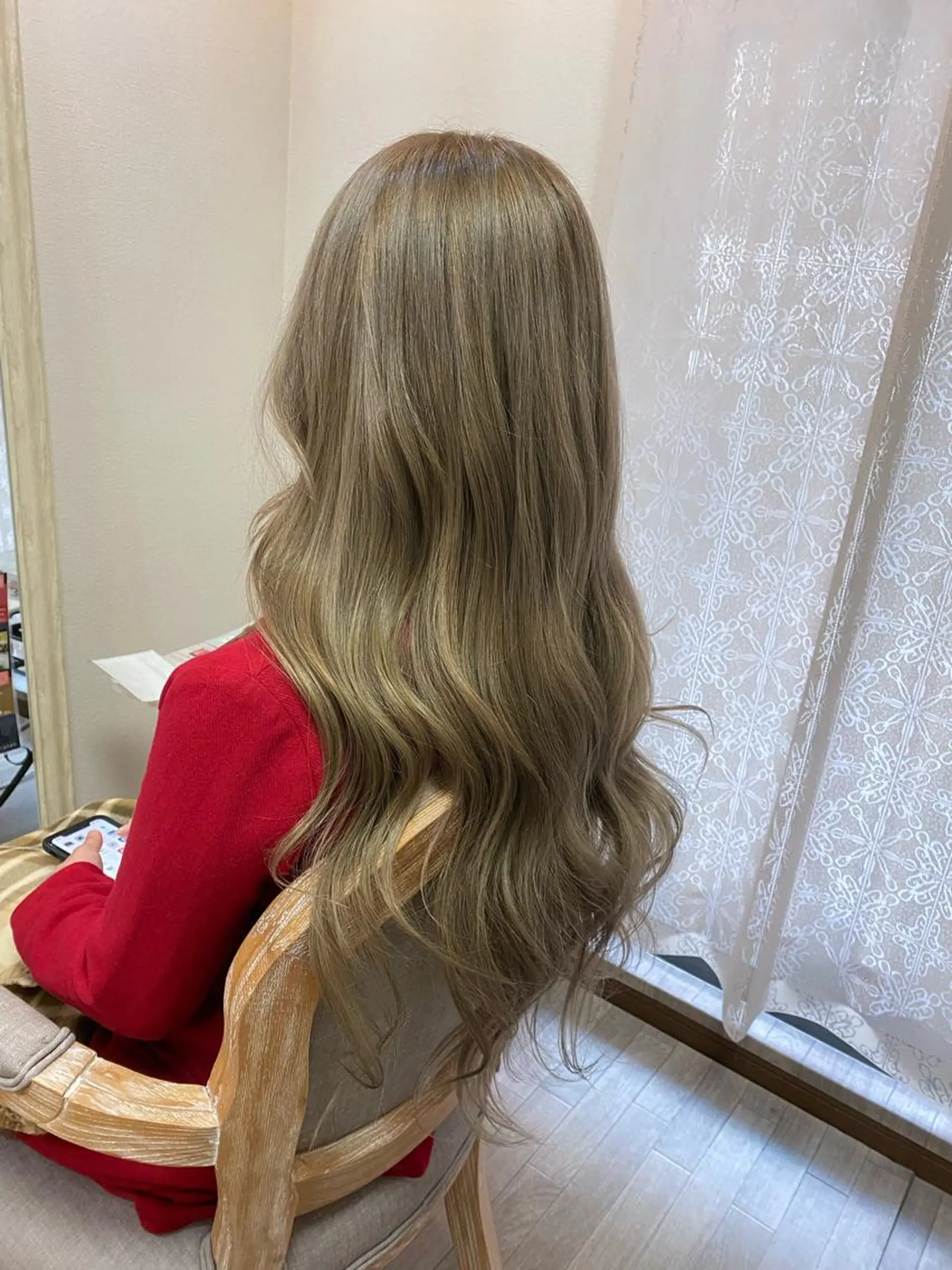 ロング カラー ベージュカラー ハイトーンカラー ハイトーンベージュ ヘアカラー トリートメント 是枝 さくらのヘアスタイル