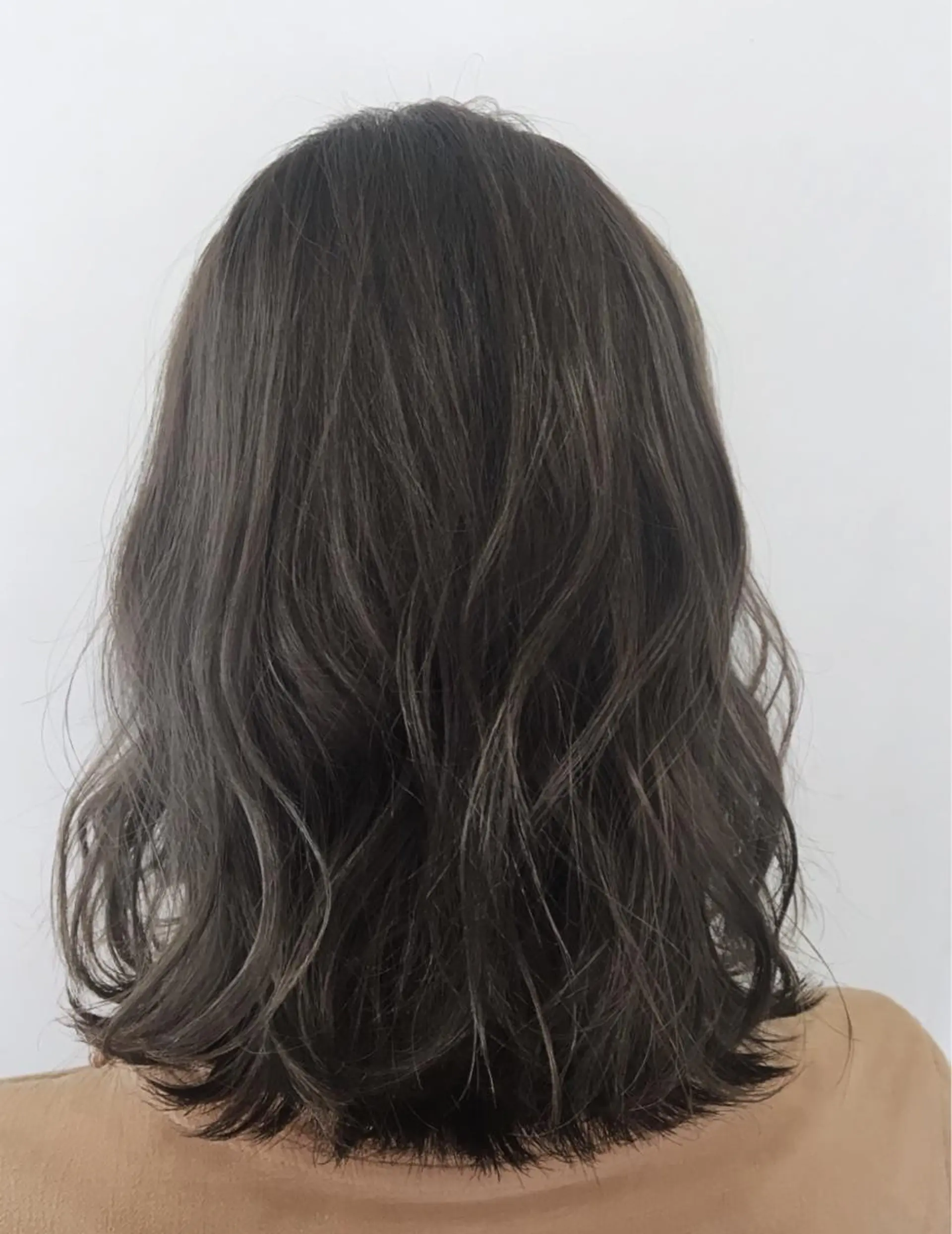 ミディアム カラー アッシュ ハイライトカラー 外国人風カラー ハイライト ぱつっとボブ/ 小野あかねのヘアスタイル