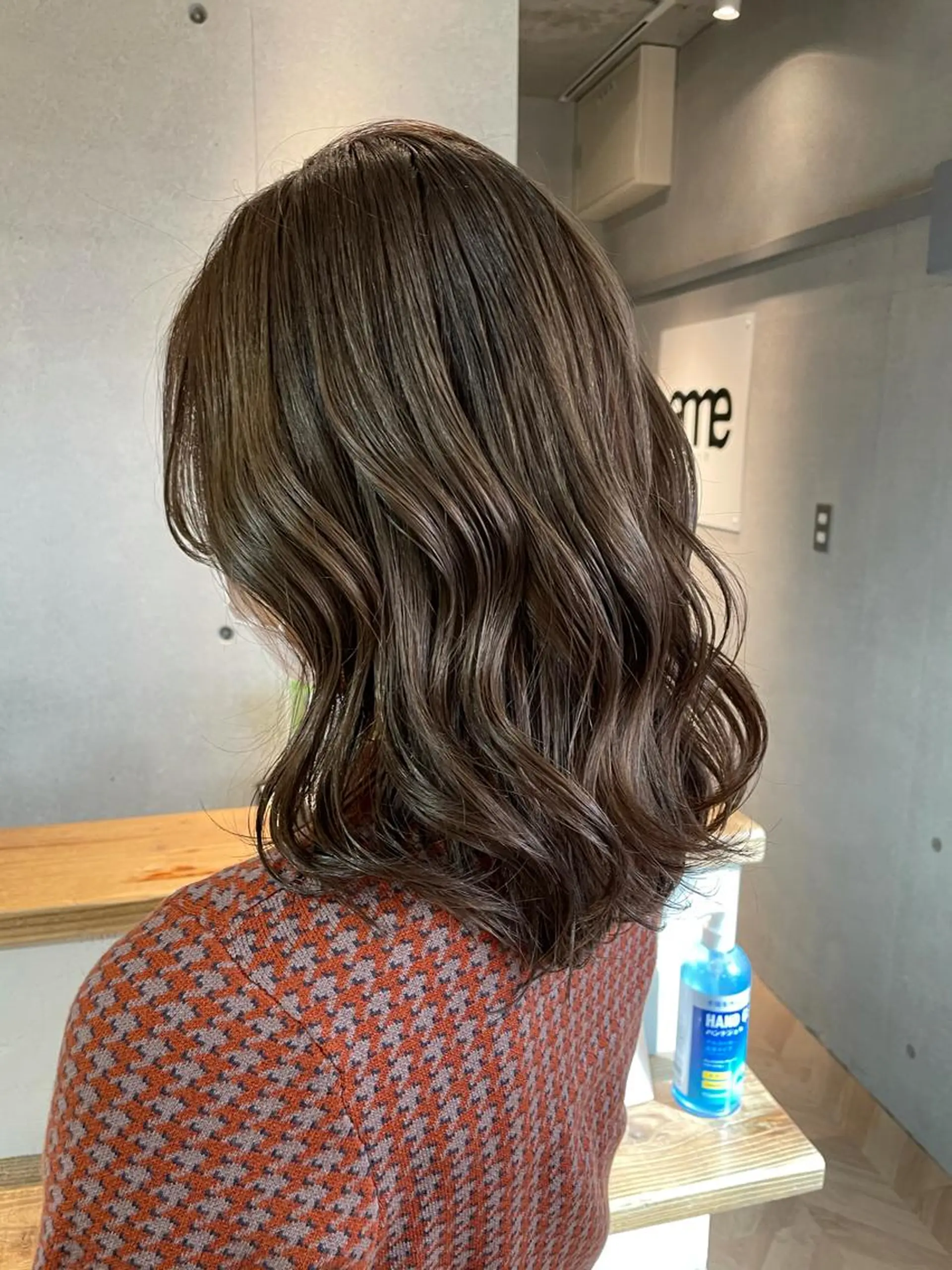 セミロング カラー グレージュ ミルクティーグレージュ ヘアカラー しのはら まどかのヘアスタイル
