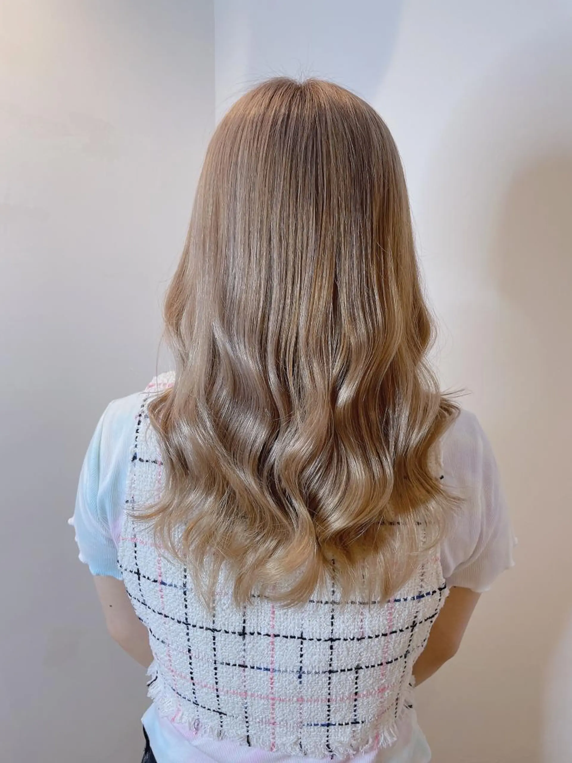 セミロング カラー ベージュカラー ブリーチ ホワイトベージュ ヘアアレンジ にいた　かづしげのヘアスタイル