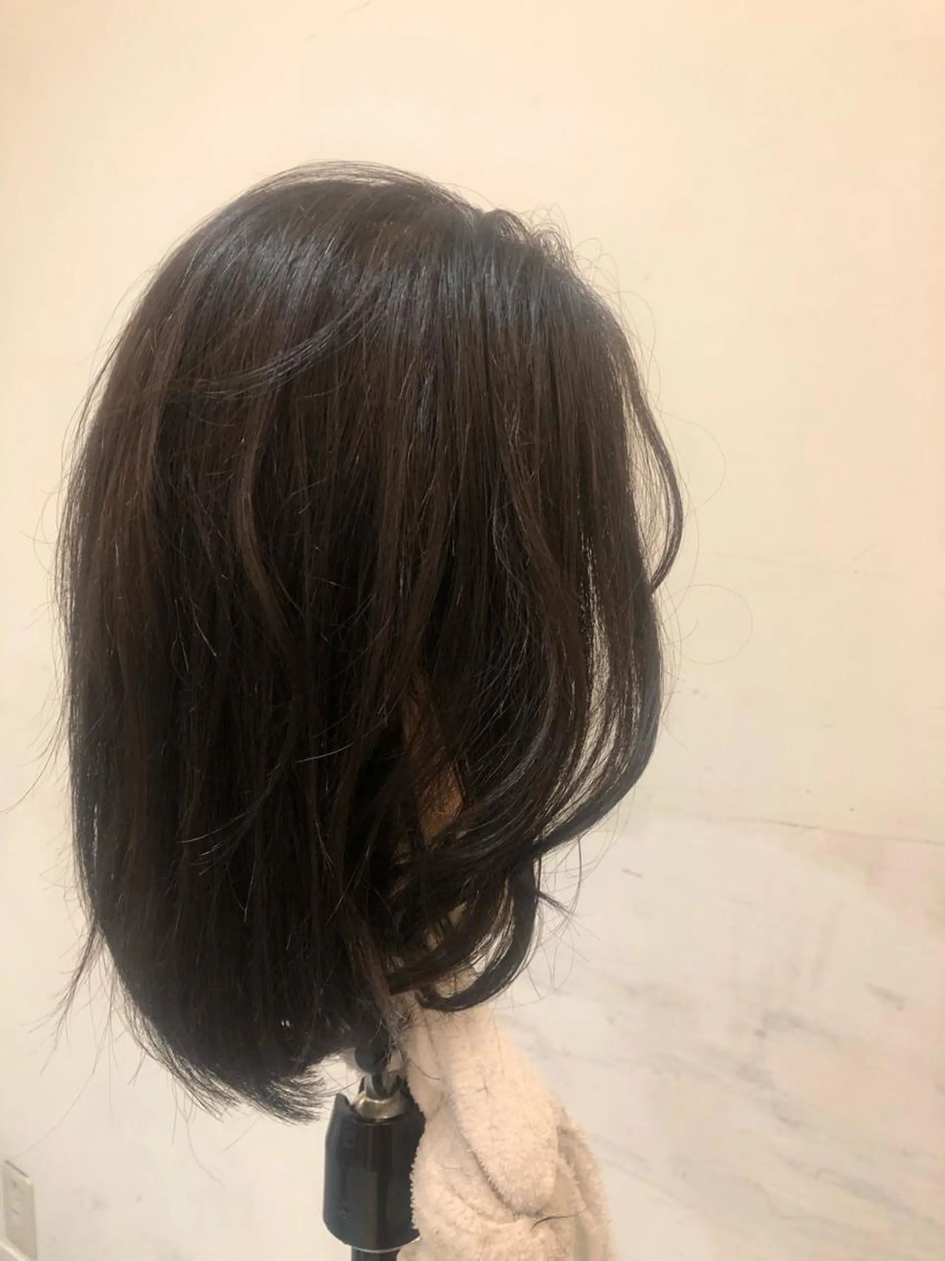 セミロング Ｈａｉｒ’ｓ Ｇａｌｌeｒｙ所属・コテ巻きパーマ 阪上 沙織のヘアスタイル