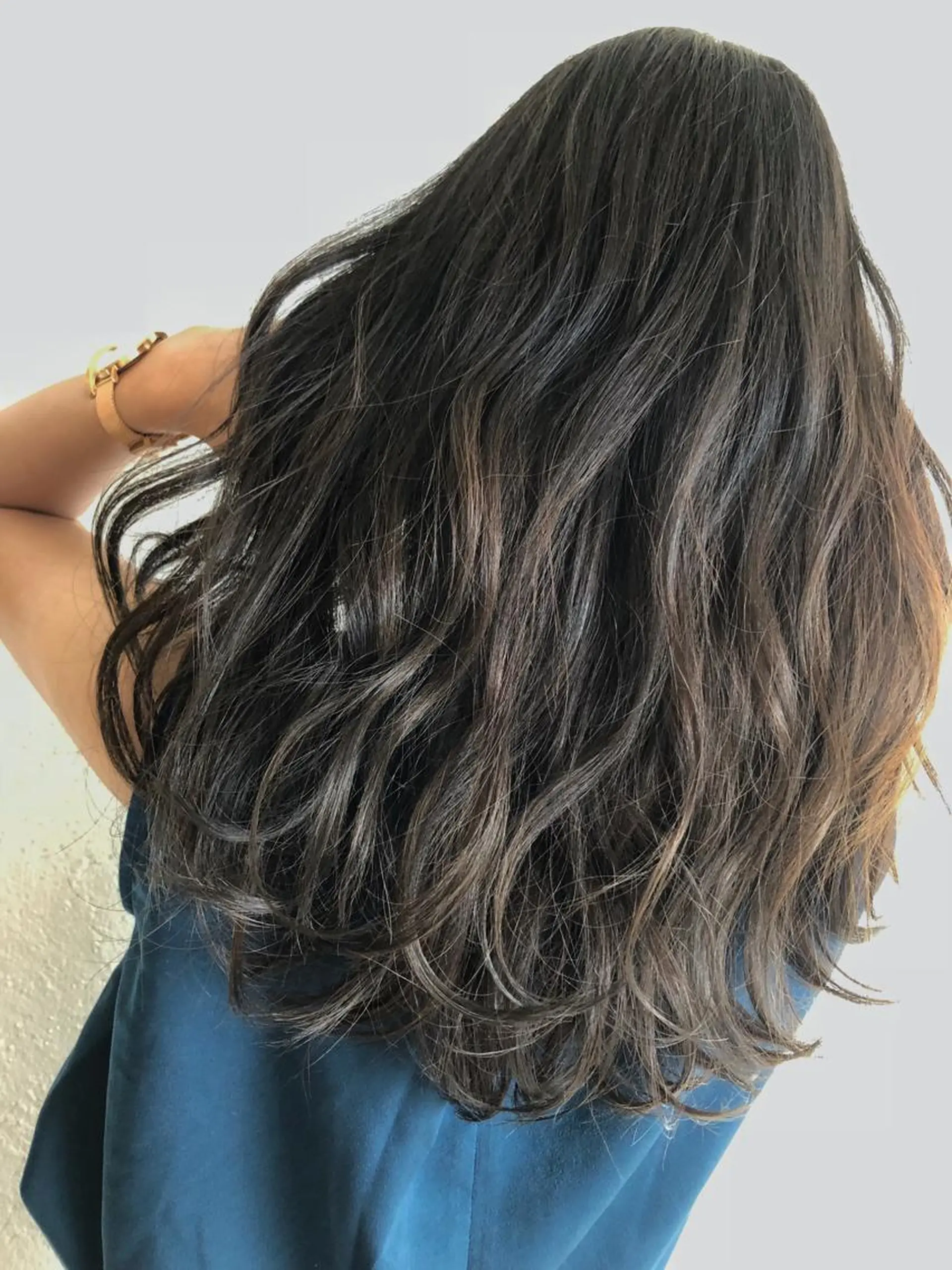 ロング カラー アッシュ アッシュグレー 透明感カラー ヘアカラー トリートメント 服部 樹季のヘアスタイル