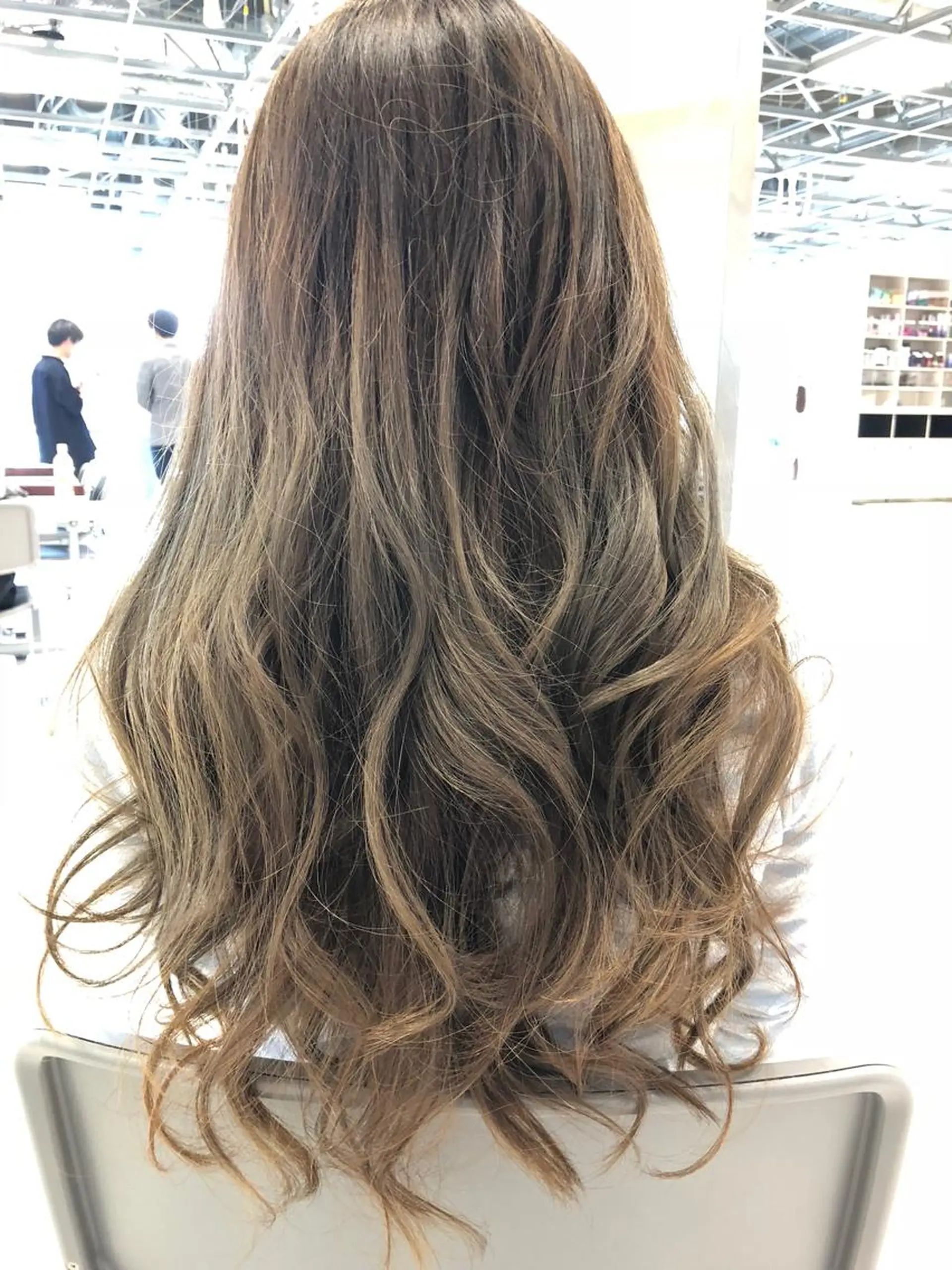 ロング カラー ブリーチ 透明感カラー waRin syamp&headのヘアスタイル