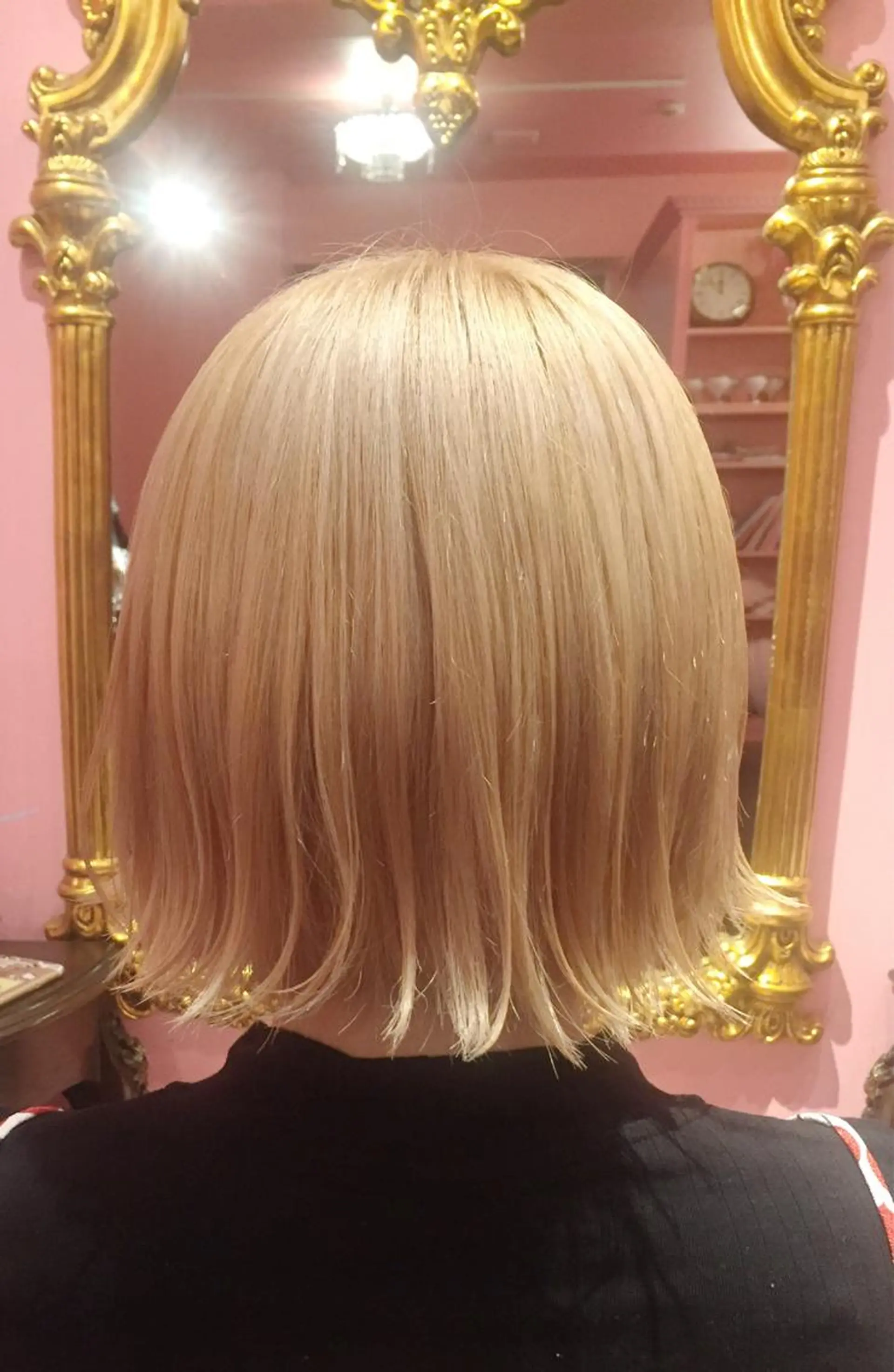 ショート カラー ブロンド 櫻井 愛弓のヘアスタイル