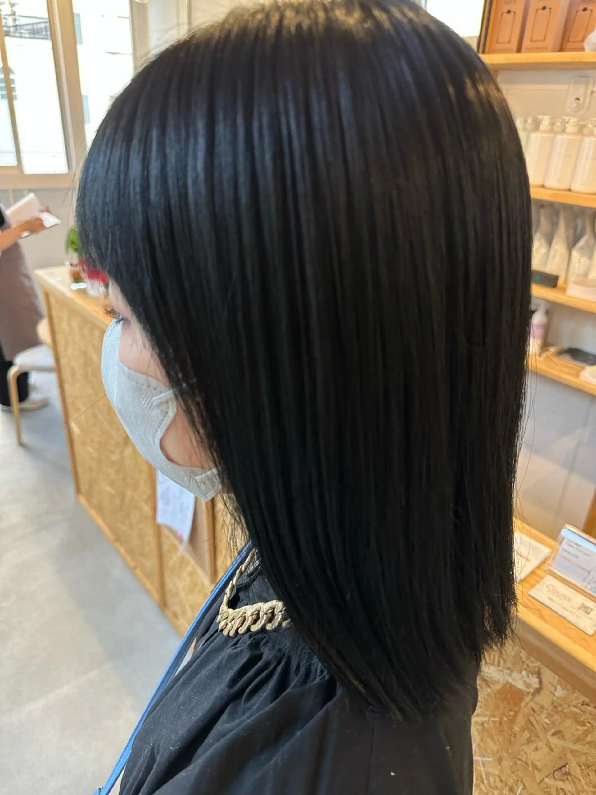 セミロング カラー 黒髪 ブルーカラー ブルーブラック ヘアカラー 松本 莉央のヘアスタイル