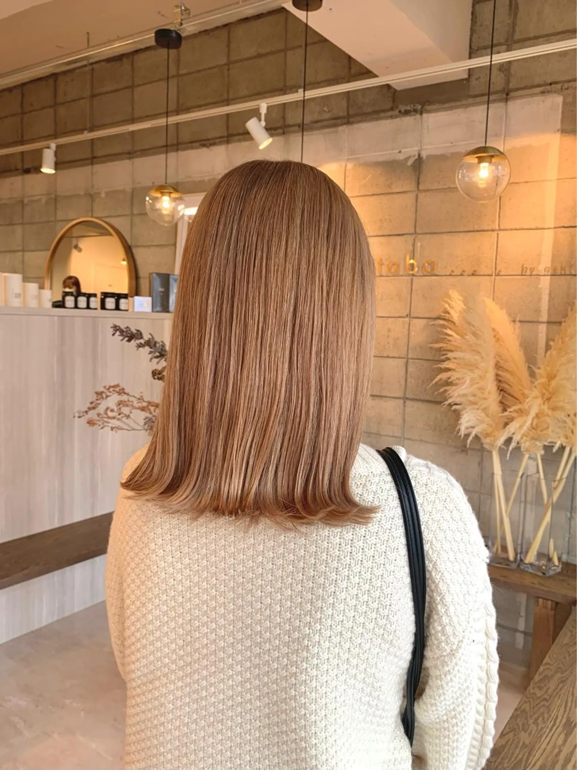 セミロング カラー 眞名子 瑞紀のヘアスタイル