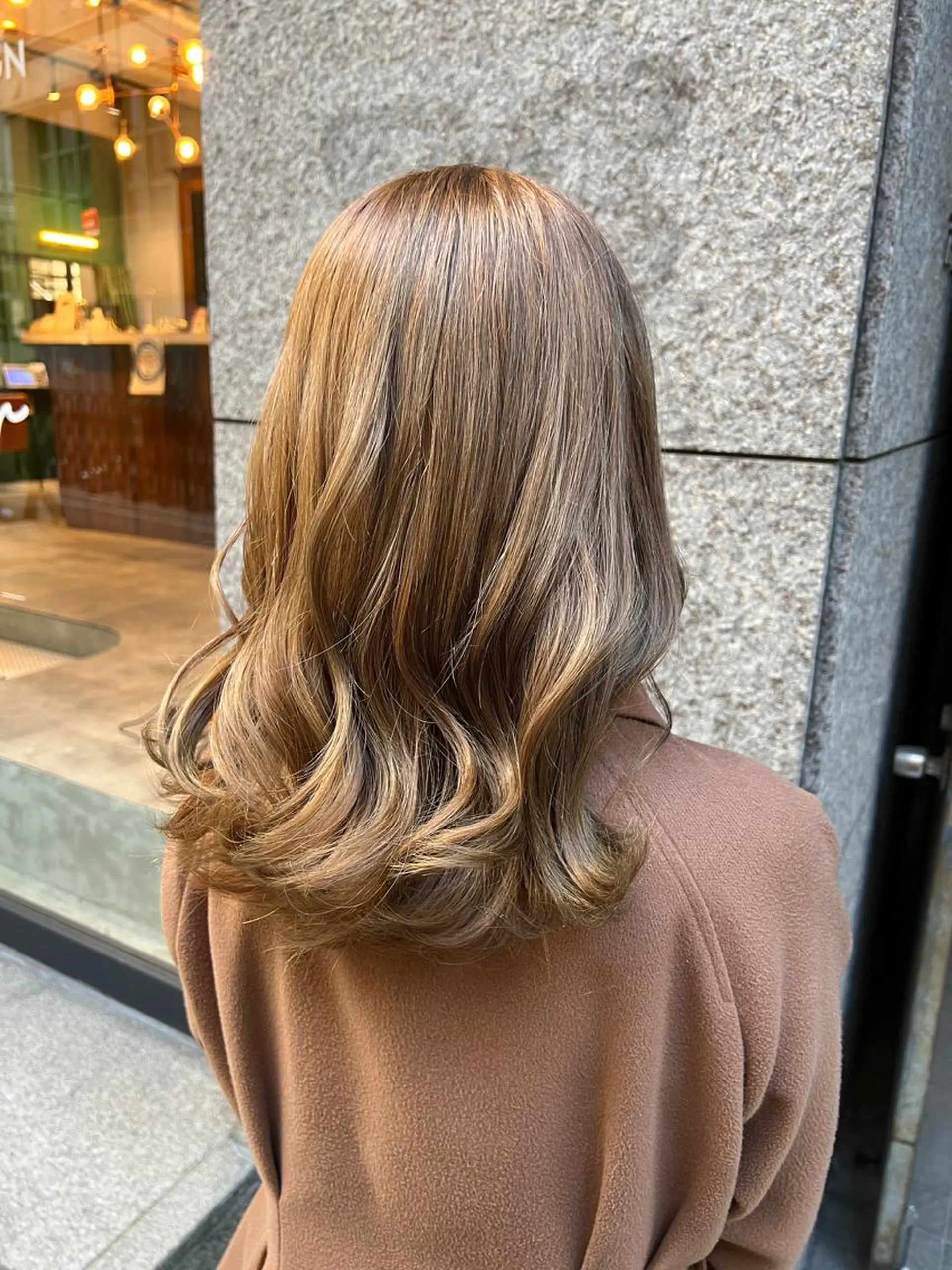 ロング カラー ベージュカラー ミルクティーベージュ THINK SHOP sakiのヘアスタイル