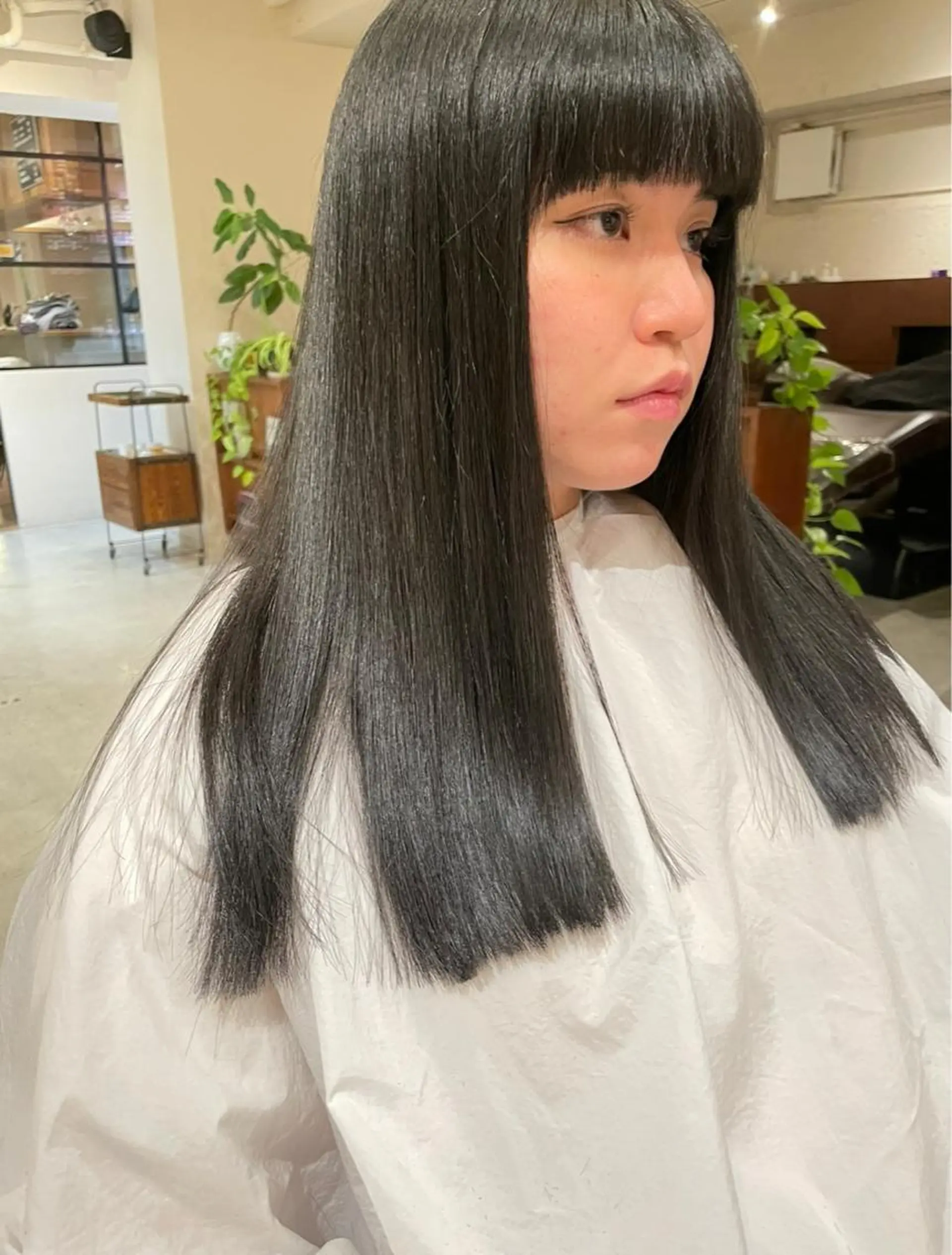 ロング 縮毛矯正 ファッションに 溶け込むstyleのヘアスタイル