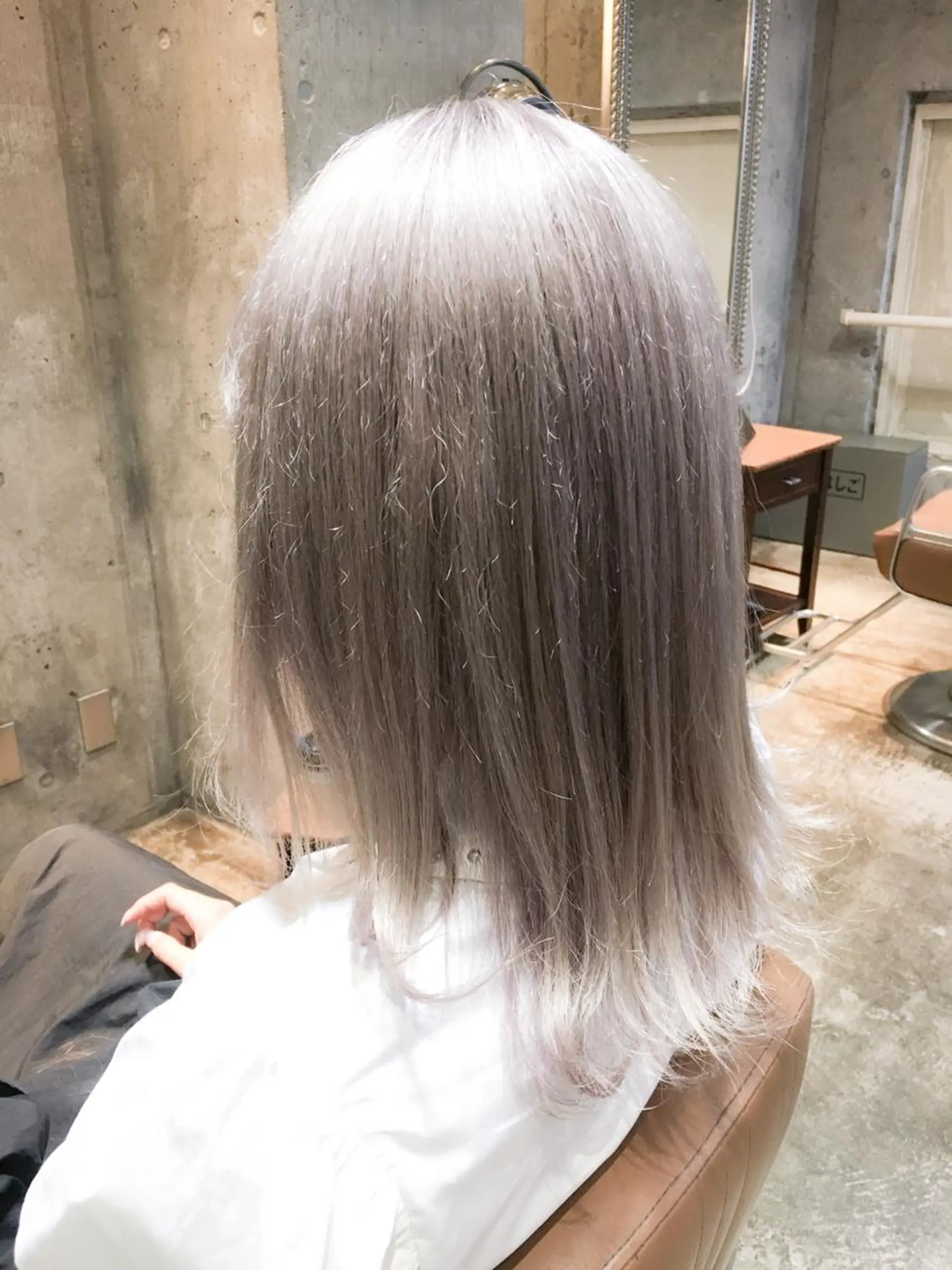 セミロング カラー グレージュ ミルクティーグレージュ 北條 優輝のヘアスタイル