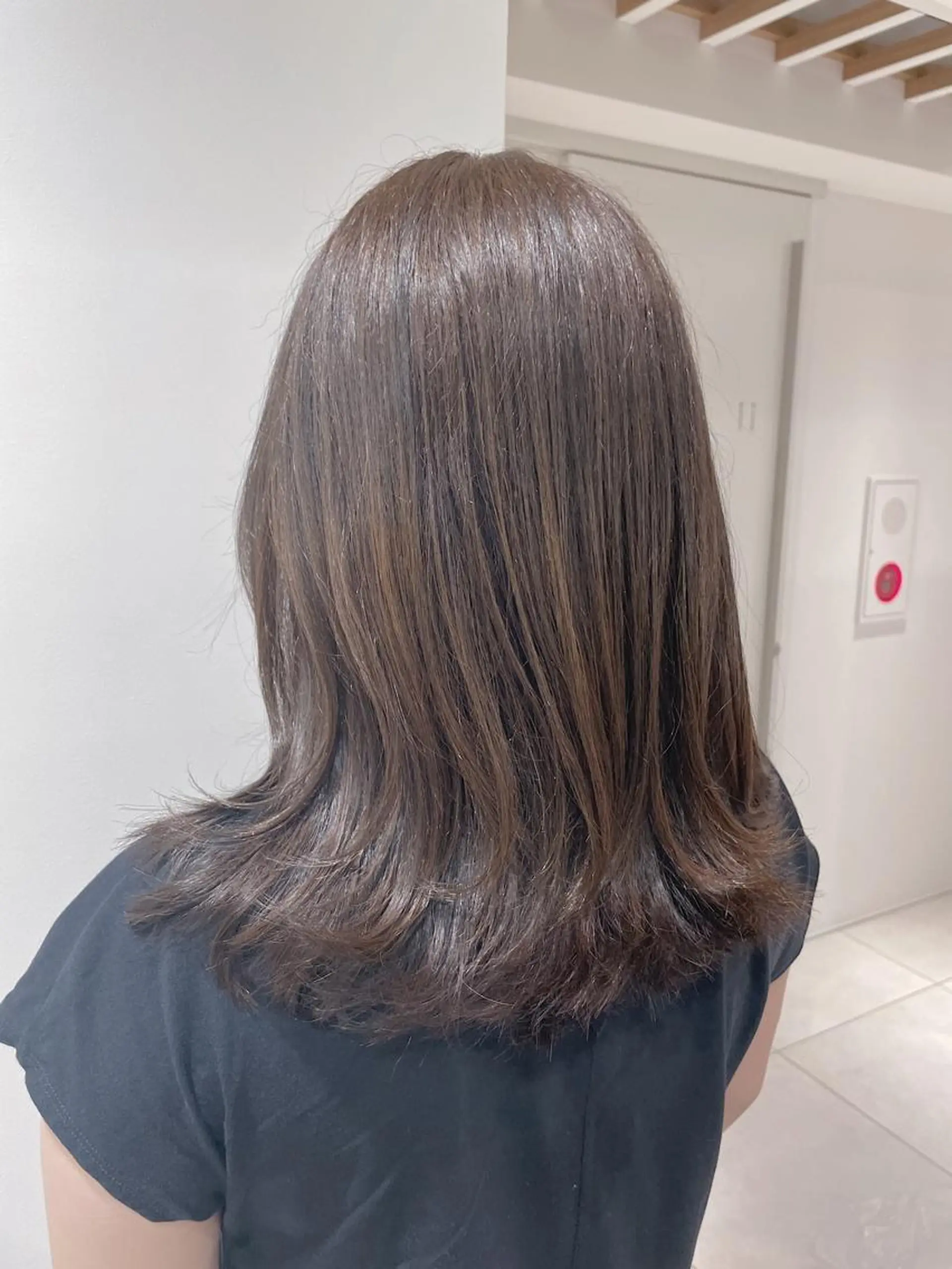 セミロング アイスグレージュ 外ハネヘア 太田ありさ クリーミーヘアカラーのヘアスタイル