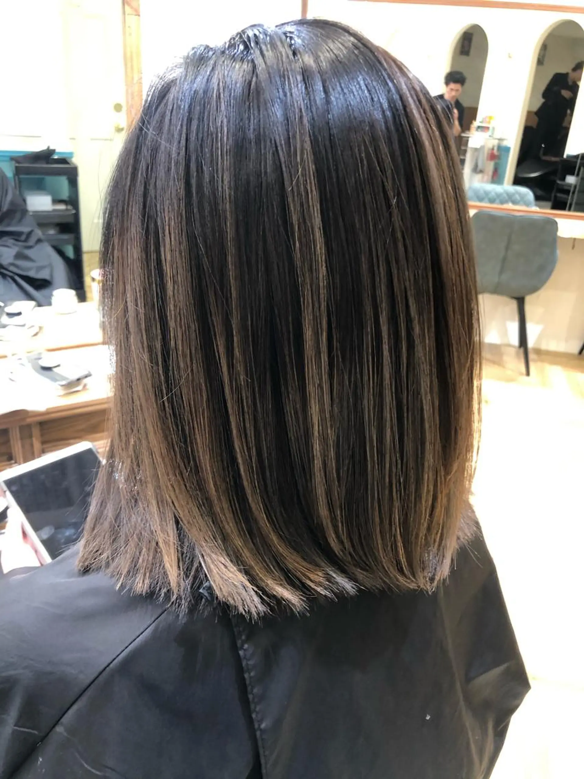 ミディアム ハイライト レイヤーカット salowin 原宿 aroa所属・韓国／ハッシュカット ／透明感カラー／金野のヘアスタイル