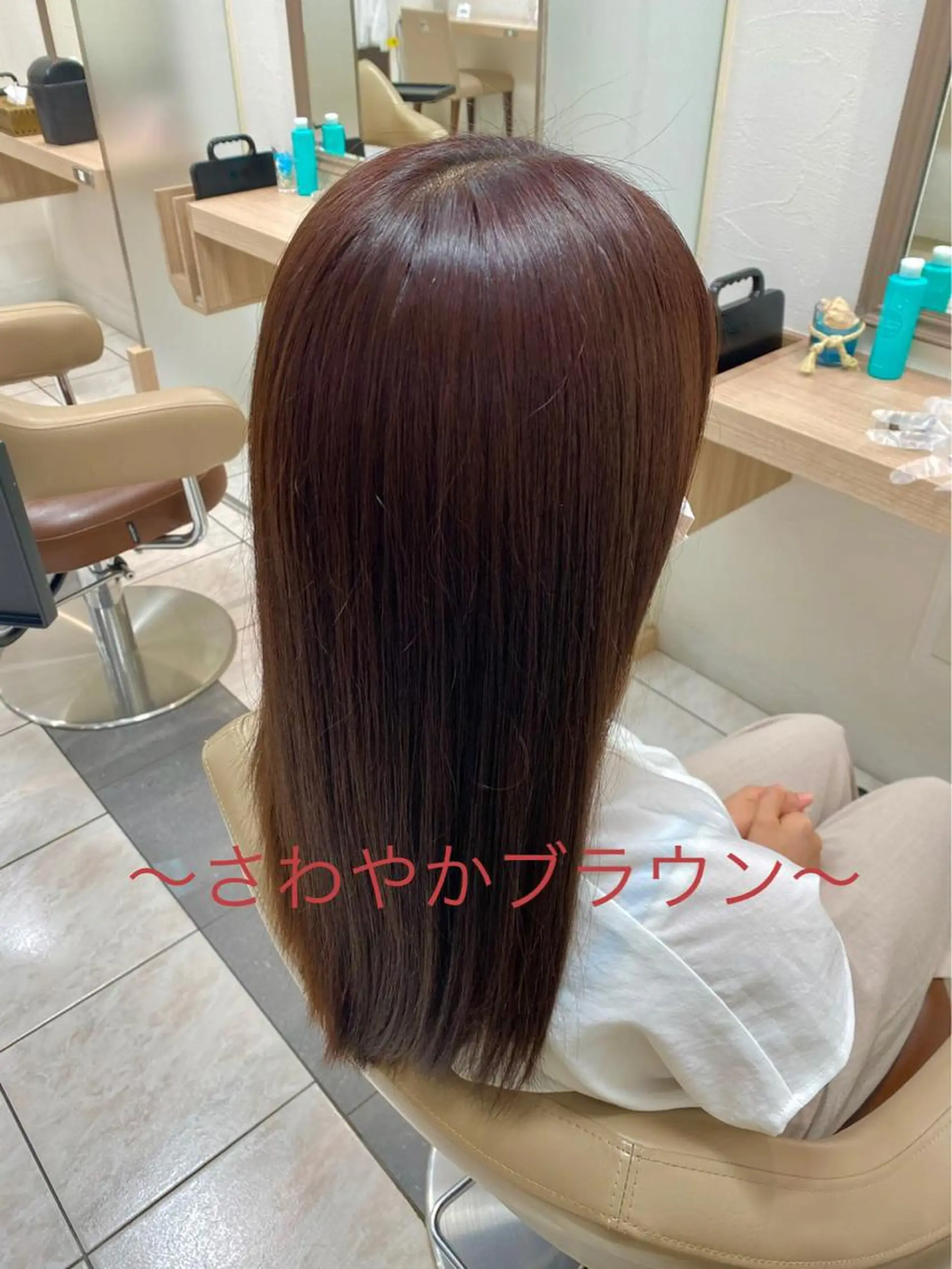 ミディアム 鮮やかカラーと艶髪 美容師を目指すモリーのヘアスタイル